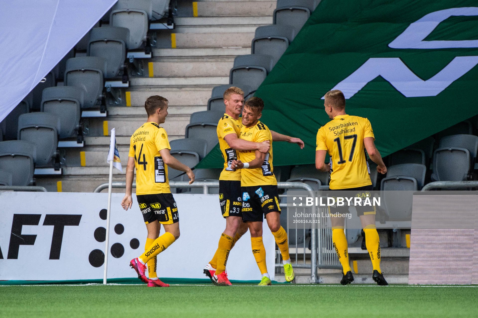 Elfsborgs Jesper Karlsson jublar med lagkamrater