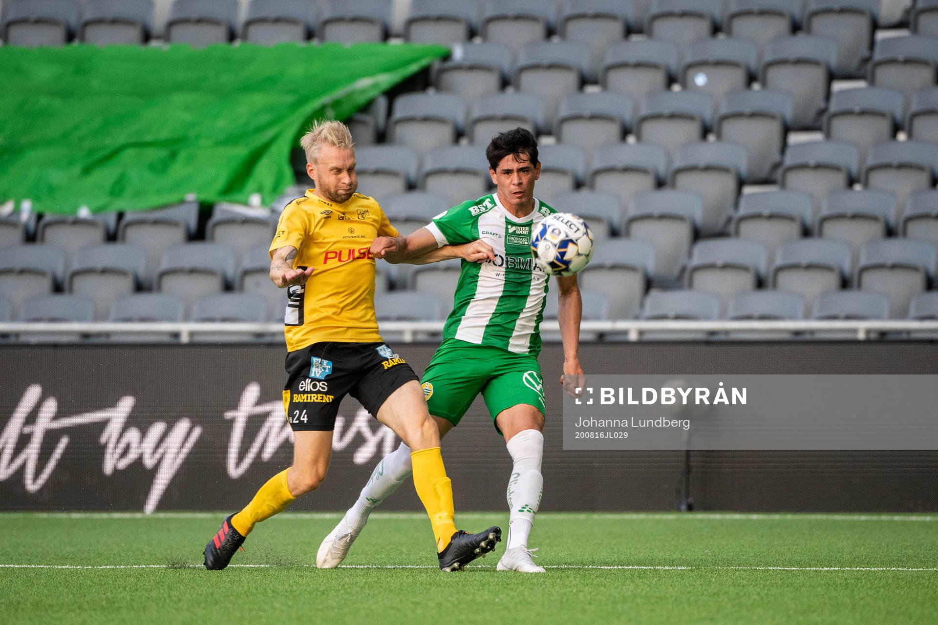 Elfsborgs Johan Larsson och Hammarbys Jean Carlos de Brito