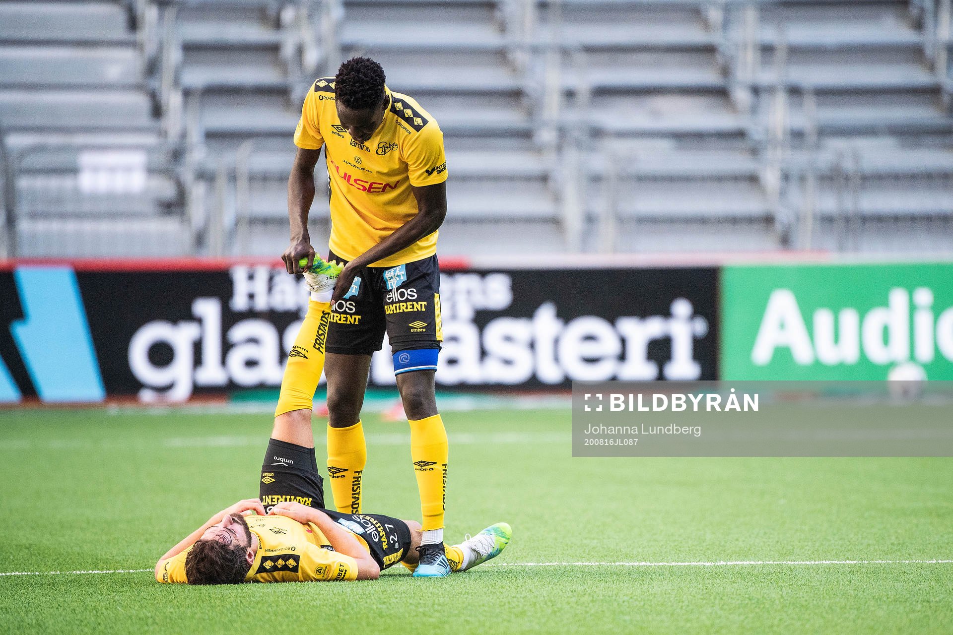 Elfsborgs Joseph Okumu hjälper Frederik Holst med
