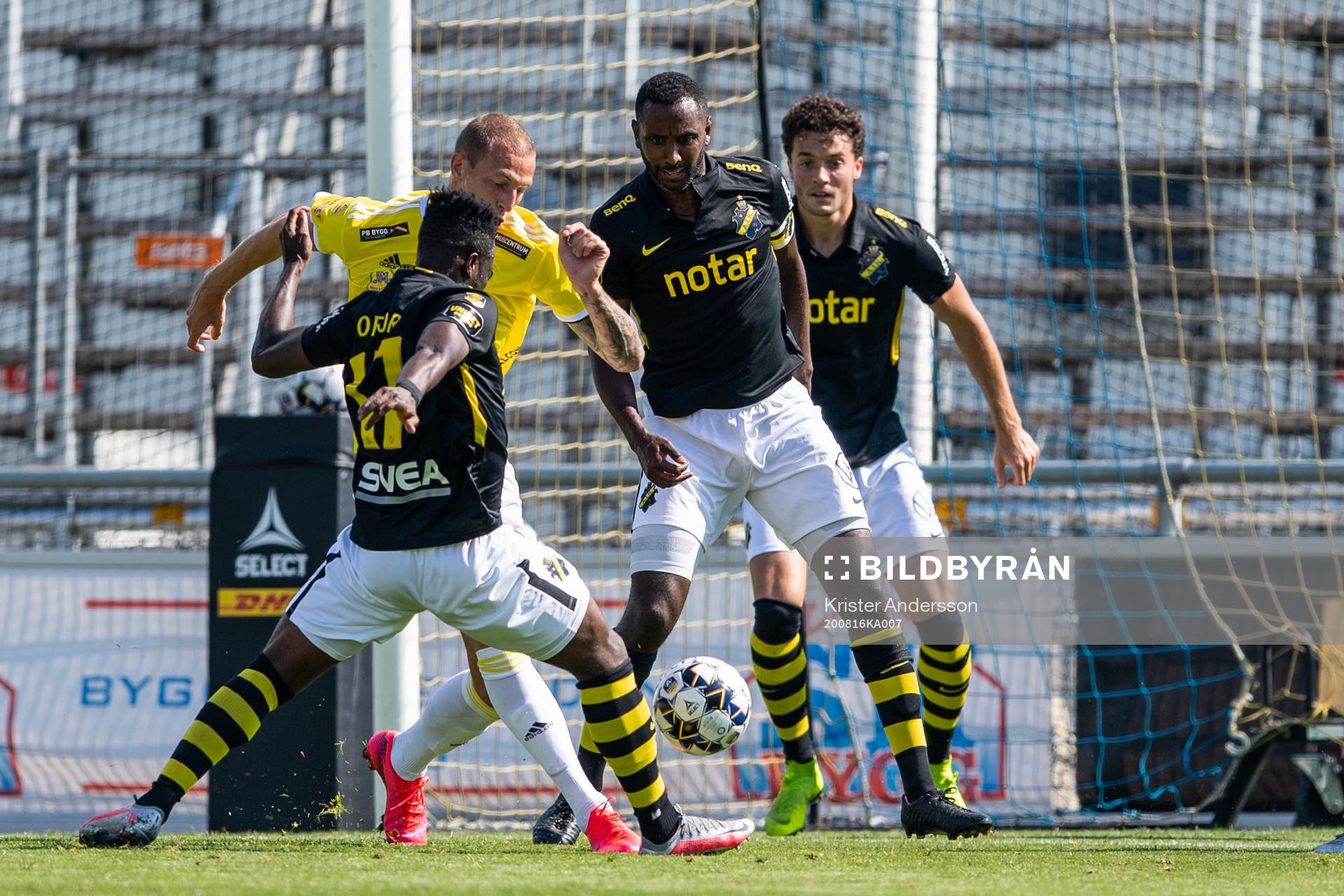Falkenbergs Gustaf Nilsson i en duell med AIK:s Ebenezer Ofori och Henok Goitom under fotbollsmatchen i Allsvenskan mellan Falkenberg och AIK den 16 augusti 2020 i Falkenberg.