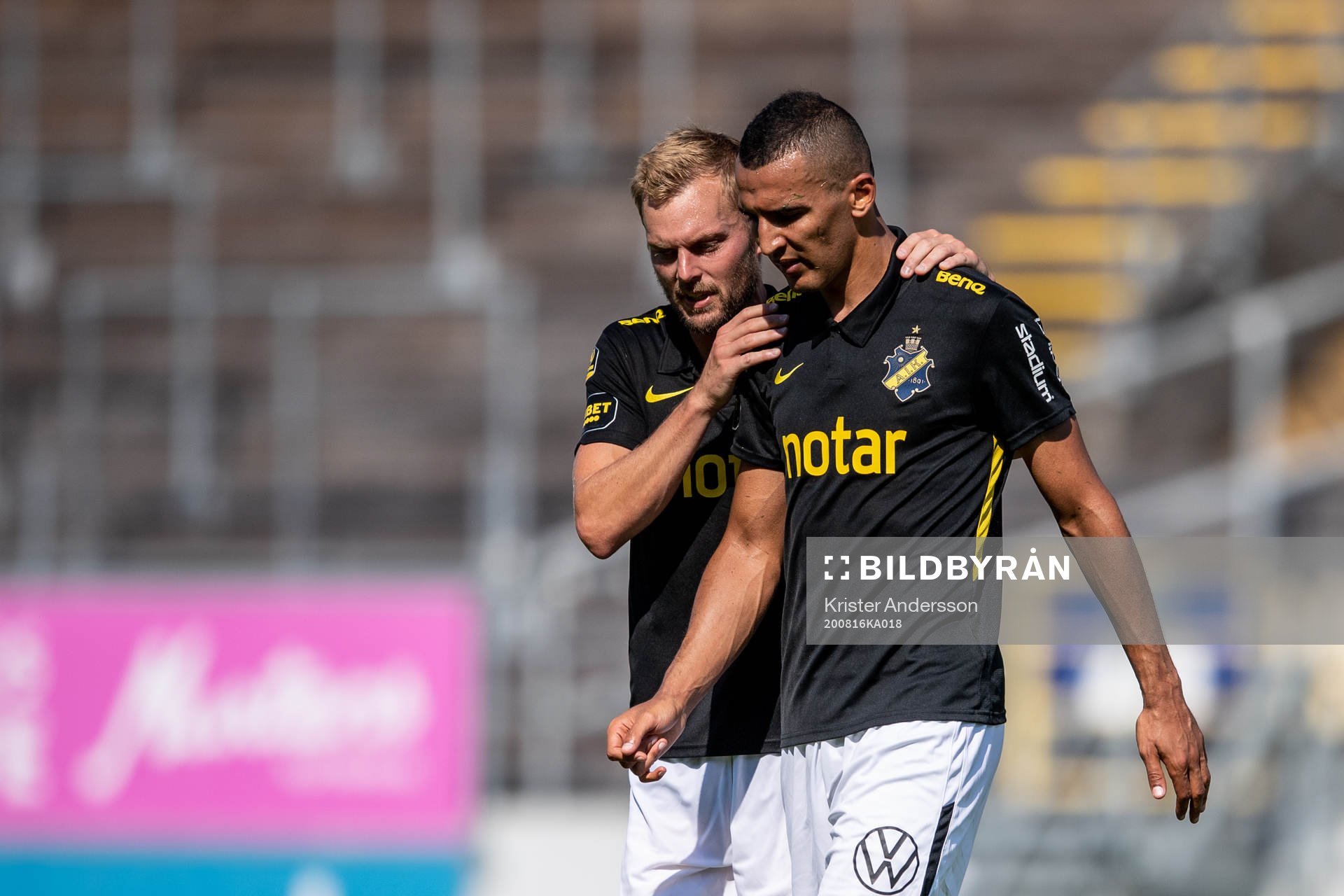 s Sebastian Larsson och Nabil Bahoui deppar
