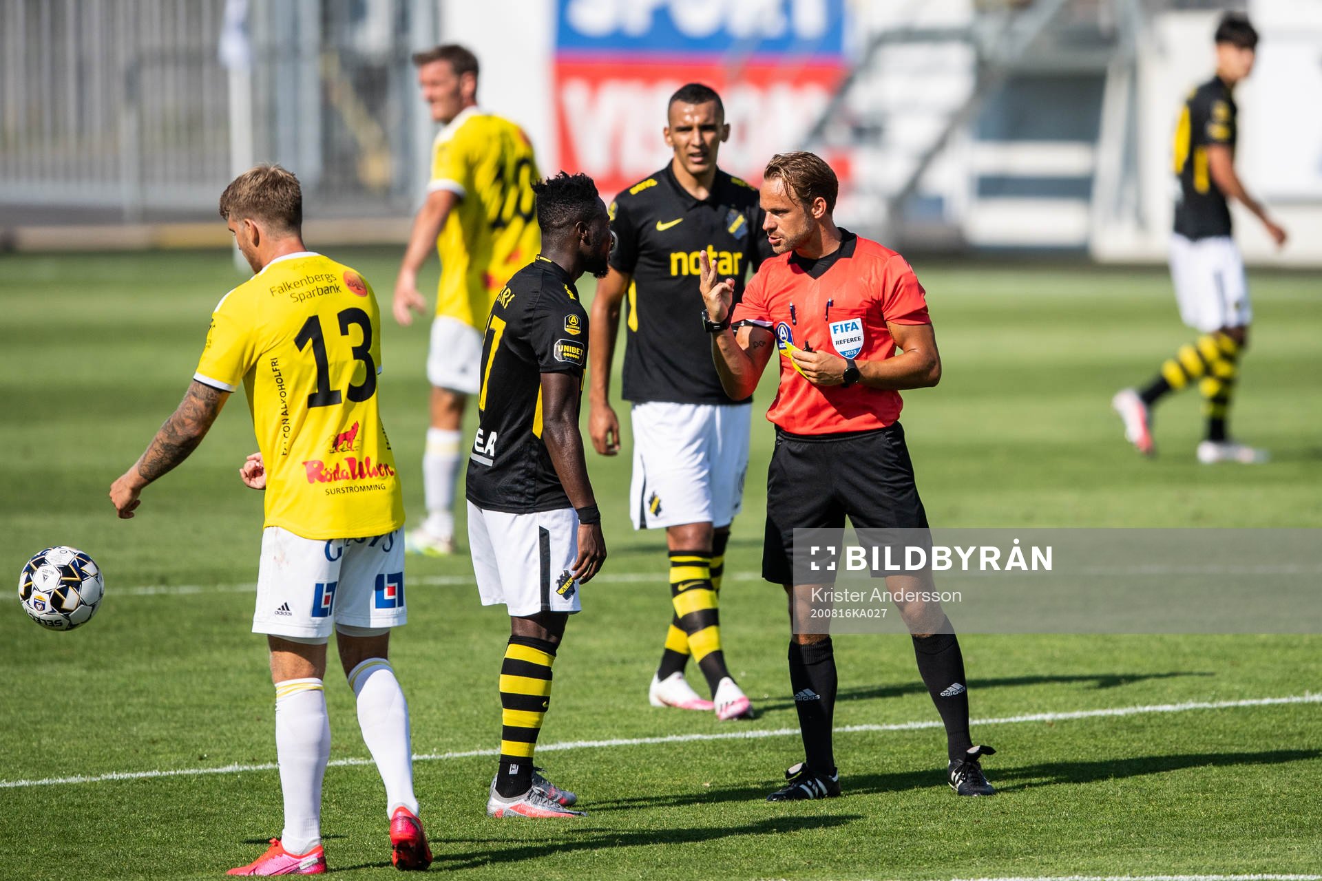 s Ebenezer Ofori tilldelas ett gult kort av domare