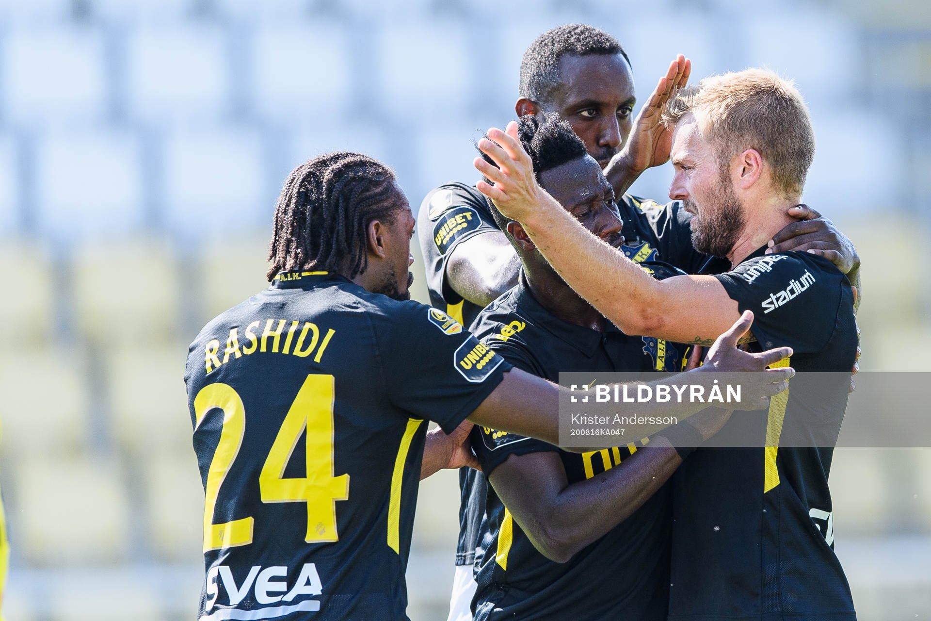 s Sebastian Larsson jublar med lagkamrater