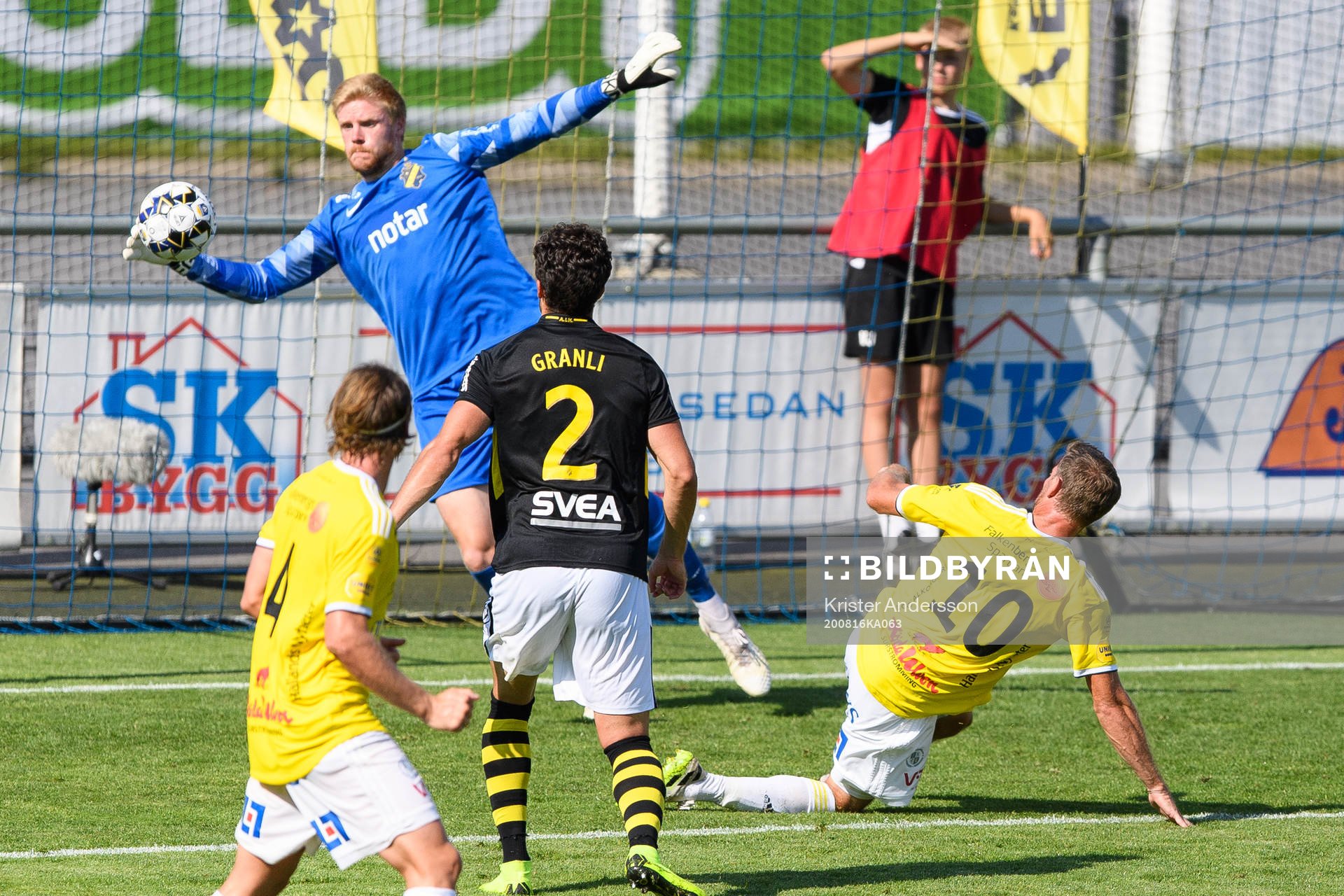 s målvakt Jacob Haugaard räddar