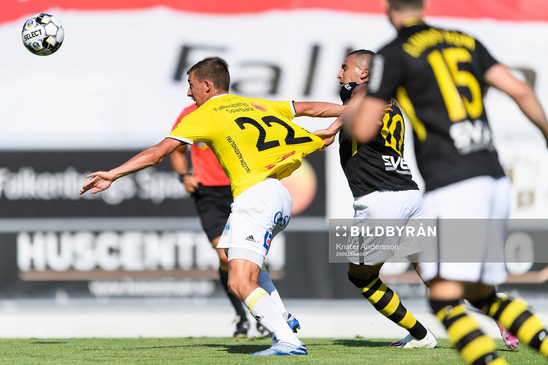 Falkenbergs John Björkengren och AIK:s Nabil Bahoui under fotbollsmatchen i Allsvenskan mellan Falkenberg och AIK den 16 augusti 2020 i Falkenberg.