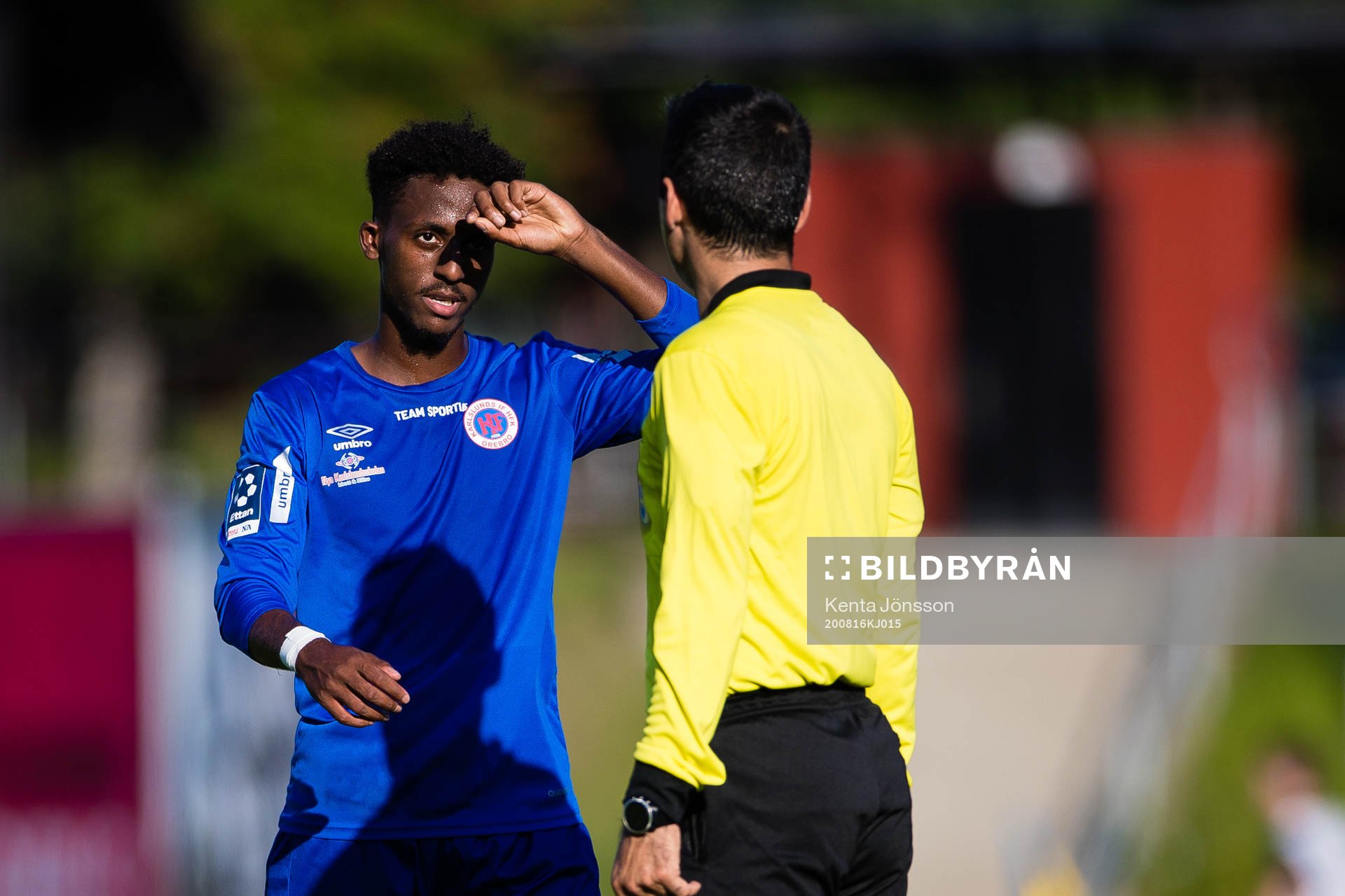 Karlslunds Ibrahim Habib diskuterar med domare Mohammadreza Faghani under fotbollsmatchen i Division 1 norra mellan Brommapojkarna och Karlslund den 16 augusti 2020 i Stockholm.