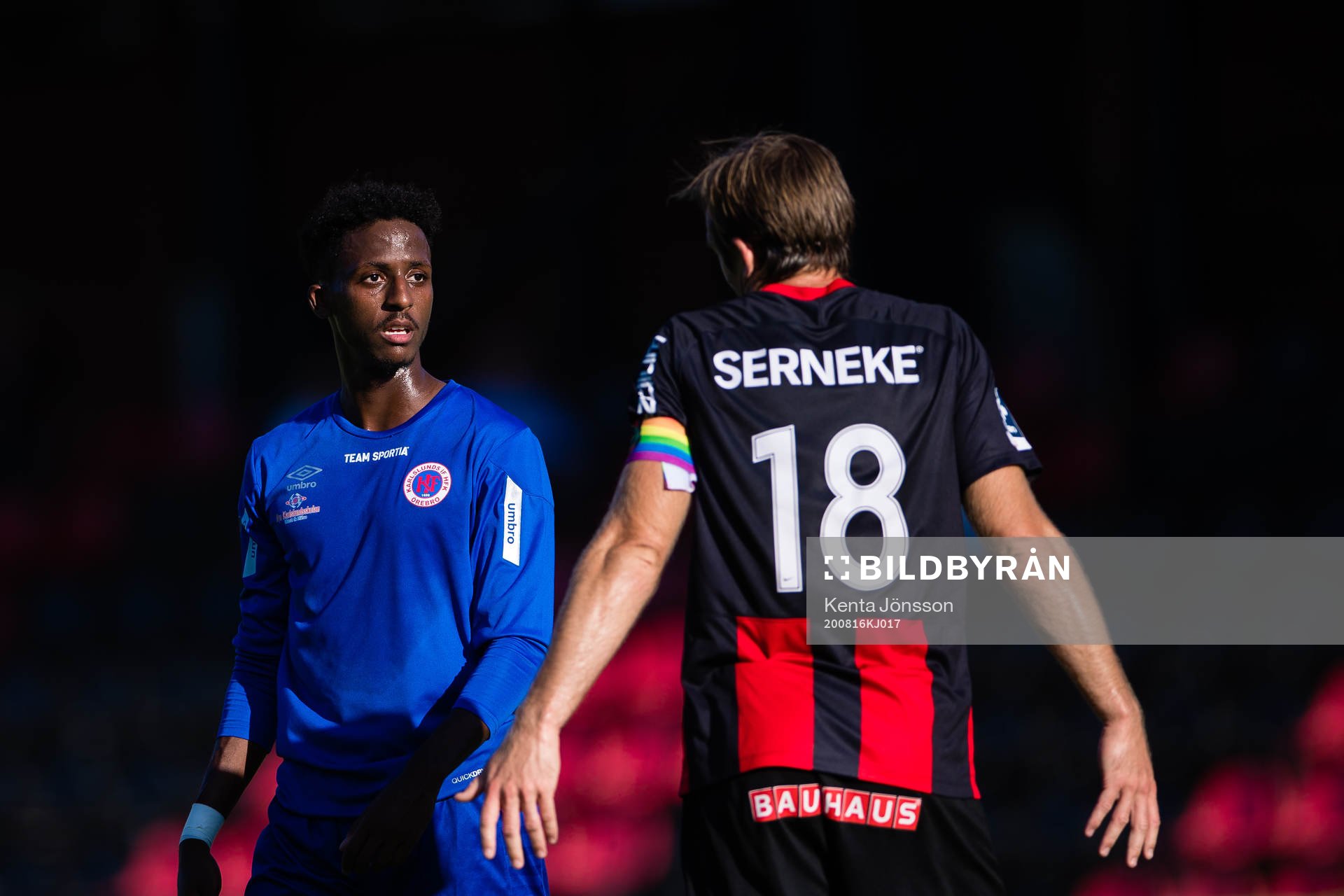 Karlslunds Ibrahim Habib i diskussion med Brommapojkarnas