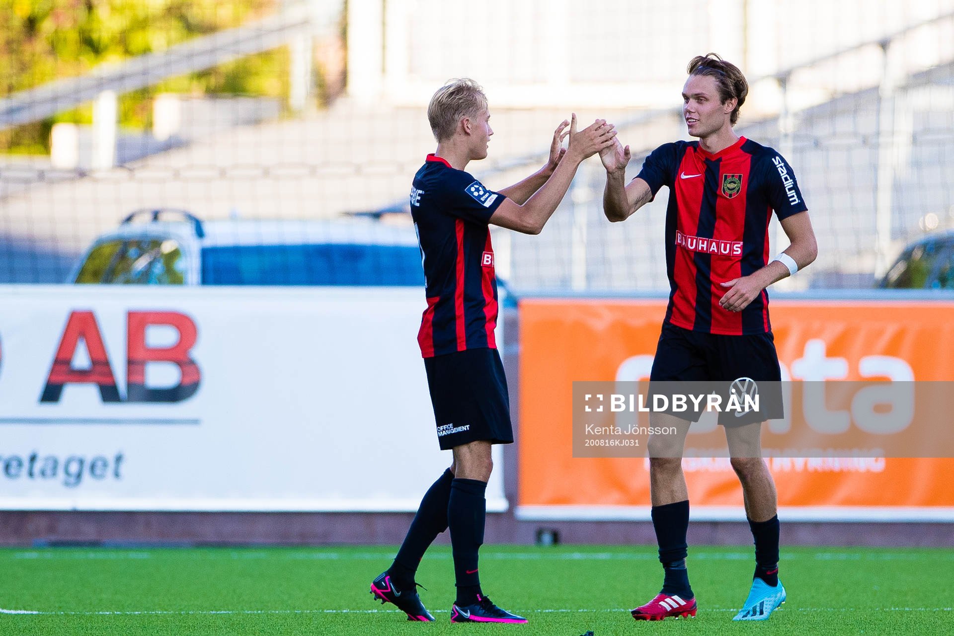Brommapojkarnas Oskar Fallenius och Albin Linnér jublar