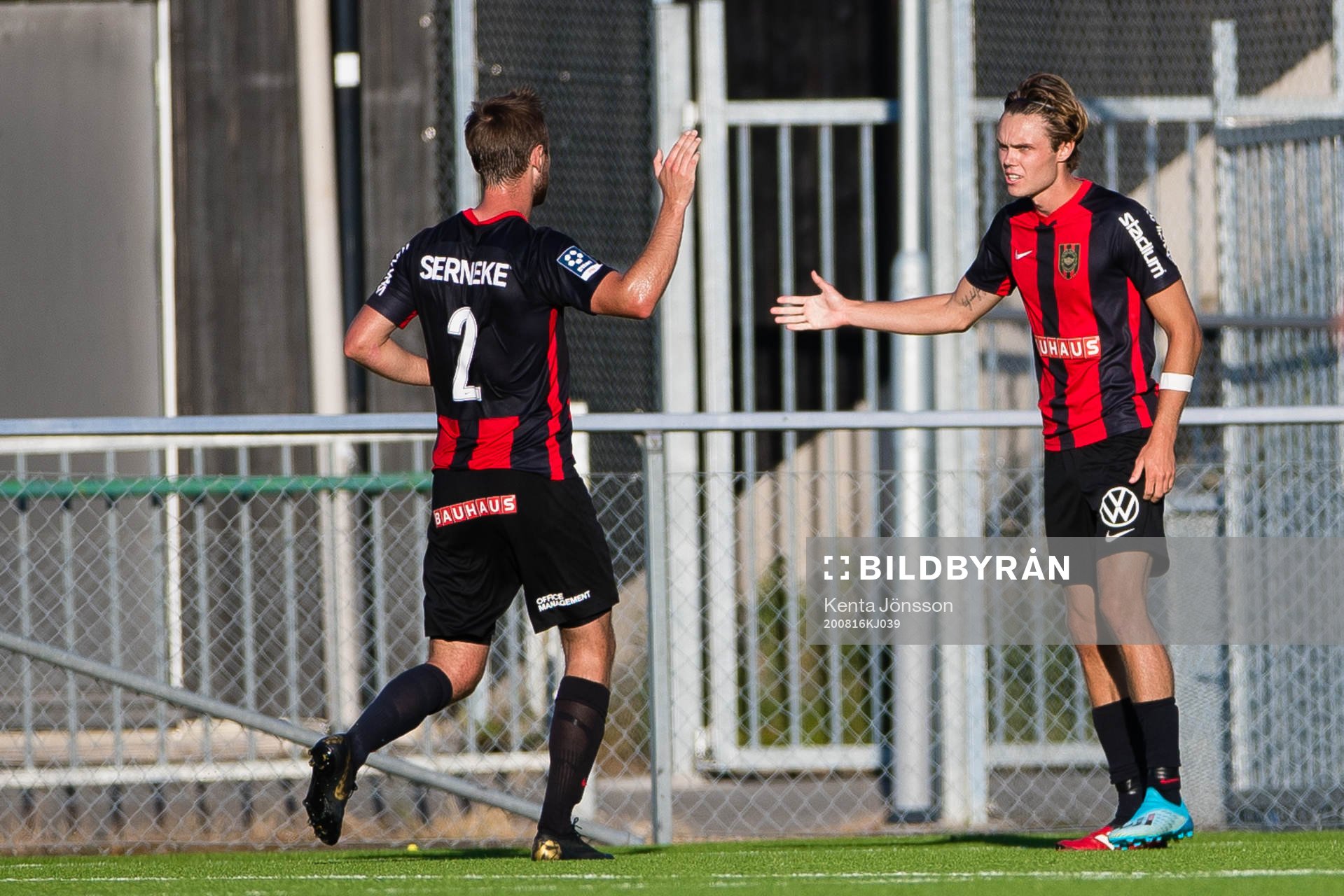 Brommapojkarnas Albin Linnér jublar