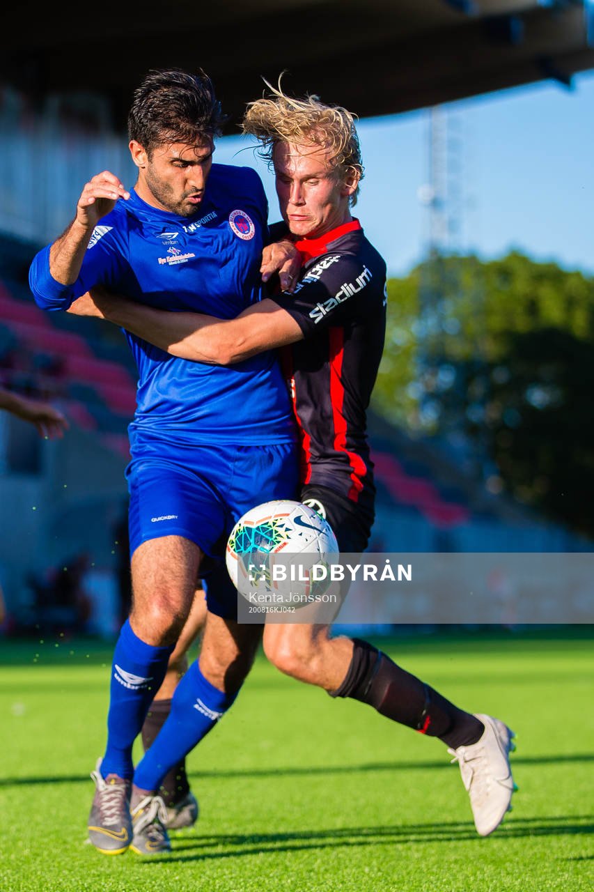 Karlslunds Gabriel Kopkin och Brommapojkarnas Axel Wallenborg under fotbollsmatchen i Division 1 norra mellan Brommapojkarna och Karlslund den 16 augusti 2020 i Stockholm.
