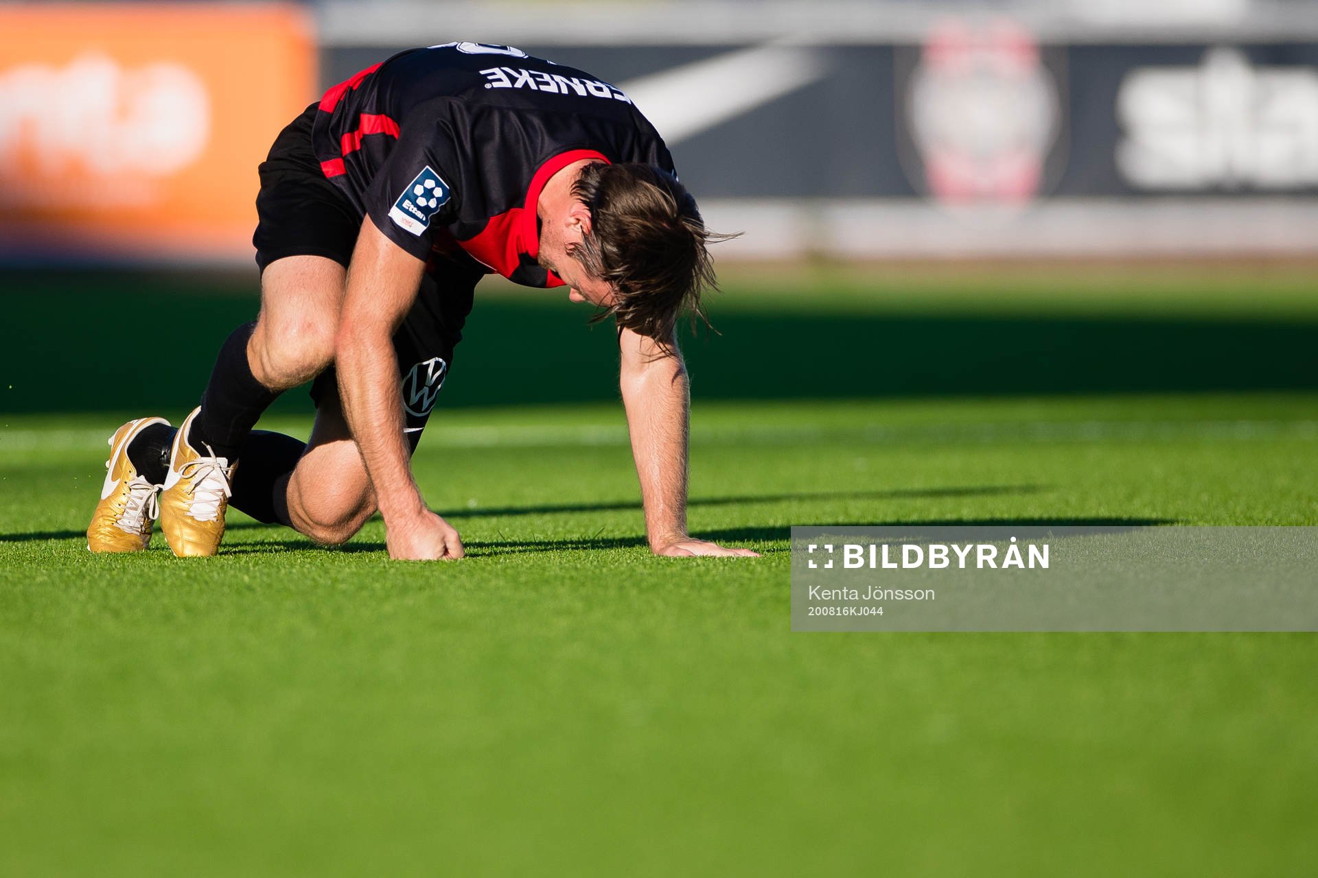 Brommapojkarnas Jesper Arvidsson har ont under fotbollsmatchen i Division 1 norra mellan Brommapojkarna och Karlslund den 16 augusti 2020 i Stockholm.