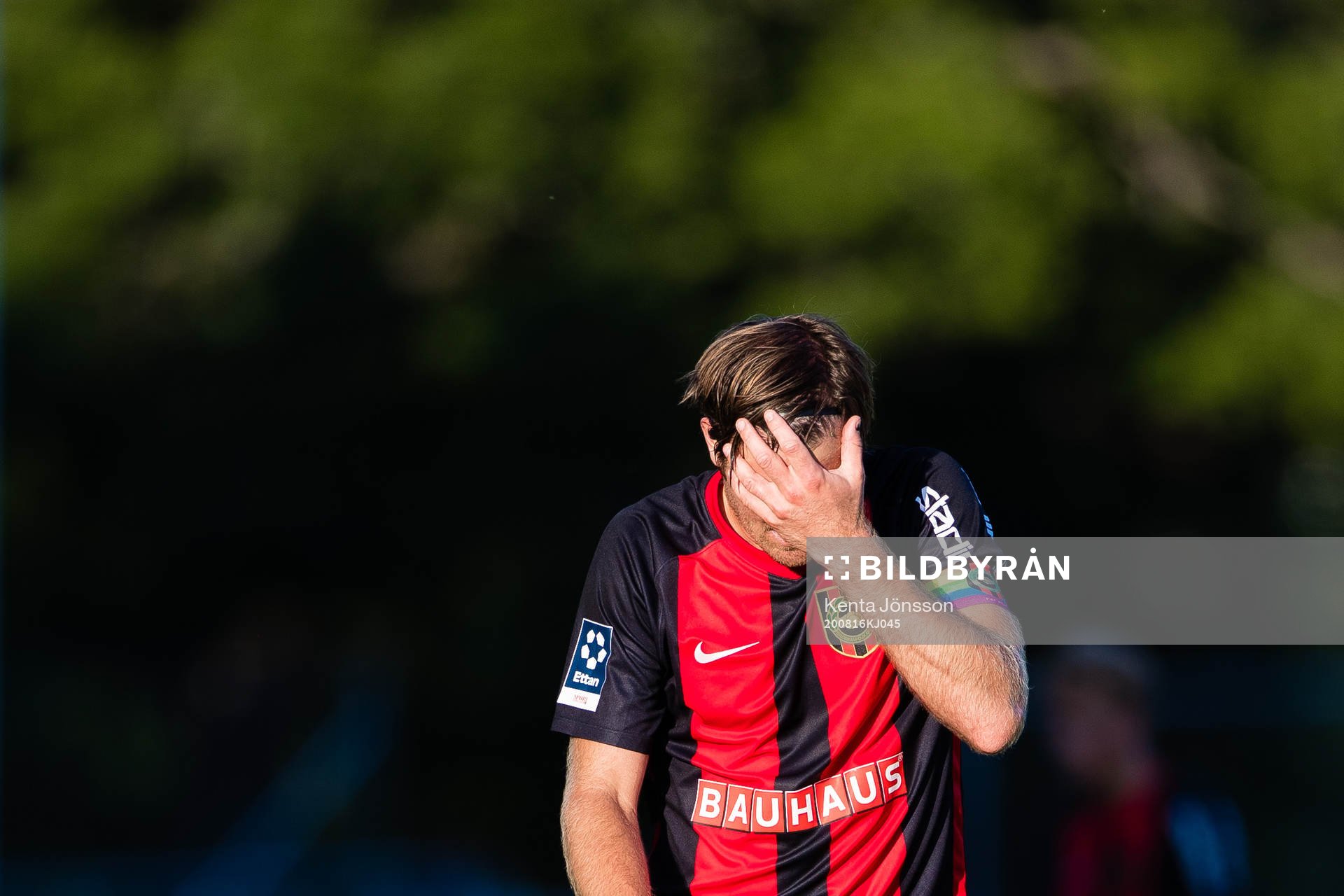 Brommapojkarnas Jesper Arvidsson har ont