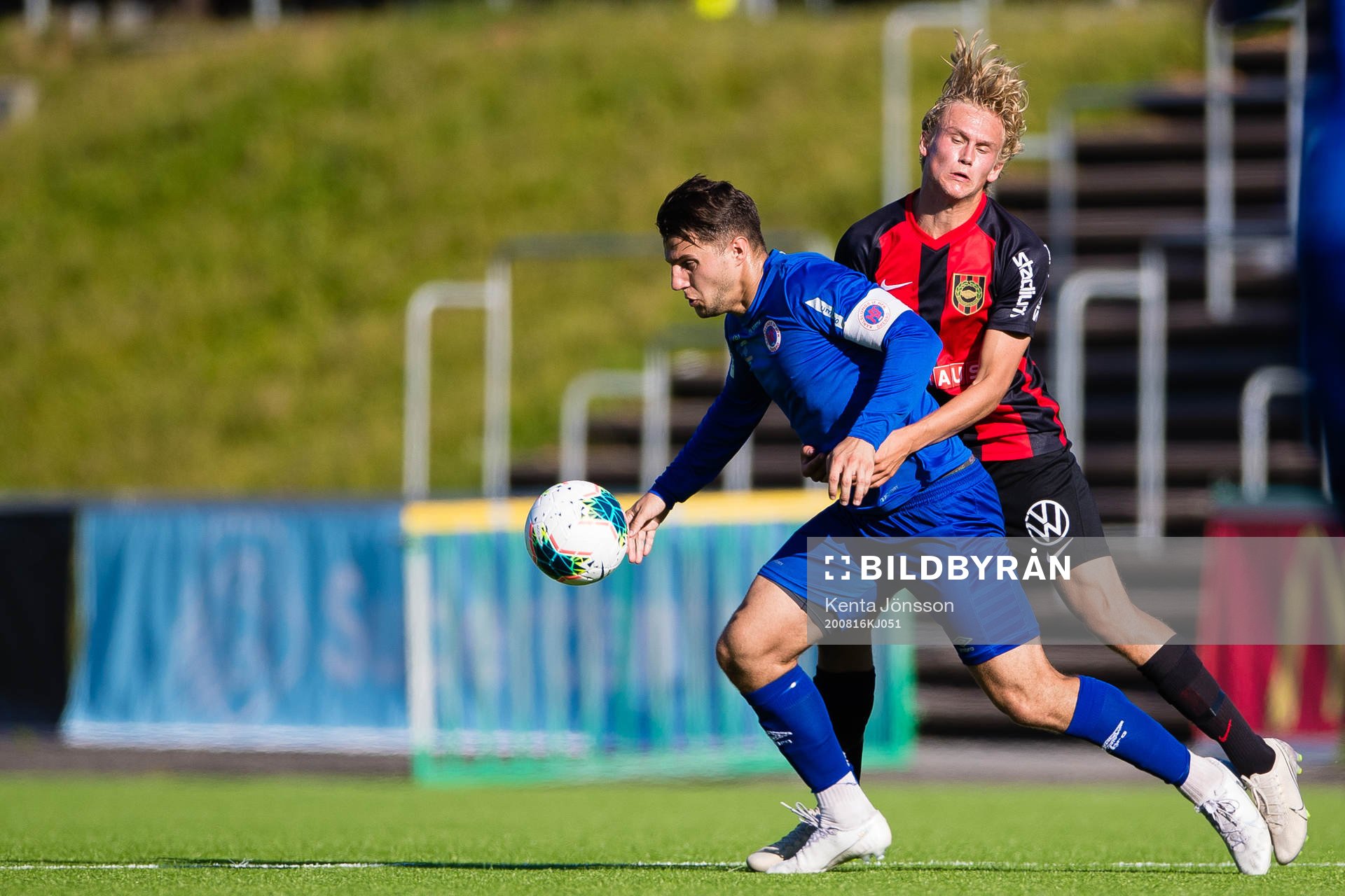Karlslunds Christer Lipovac och Brommapojkarnas Axel Wallenborg under fotbollsmatchen i Division 1 norra mellan Brommapojkarna och Karlslund den 16 augusti 2020 i Stockholm.