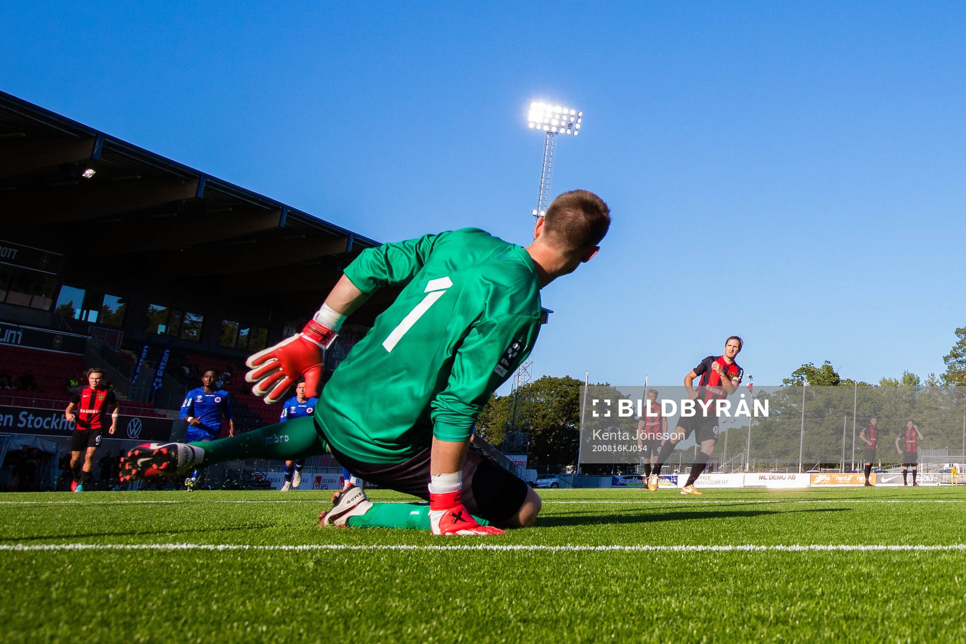 Brommapojkarnas Jesper Arvidsson gör 1-0 på straff bakom