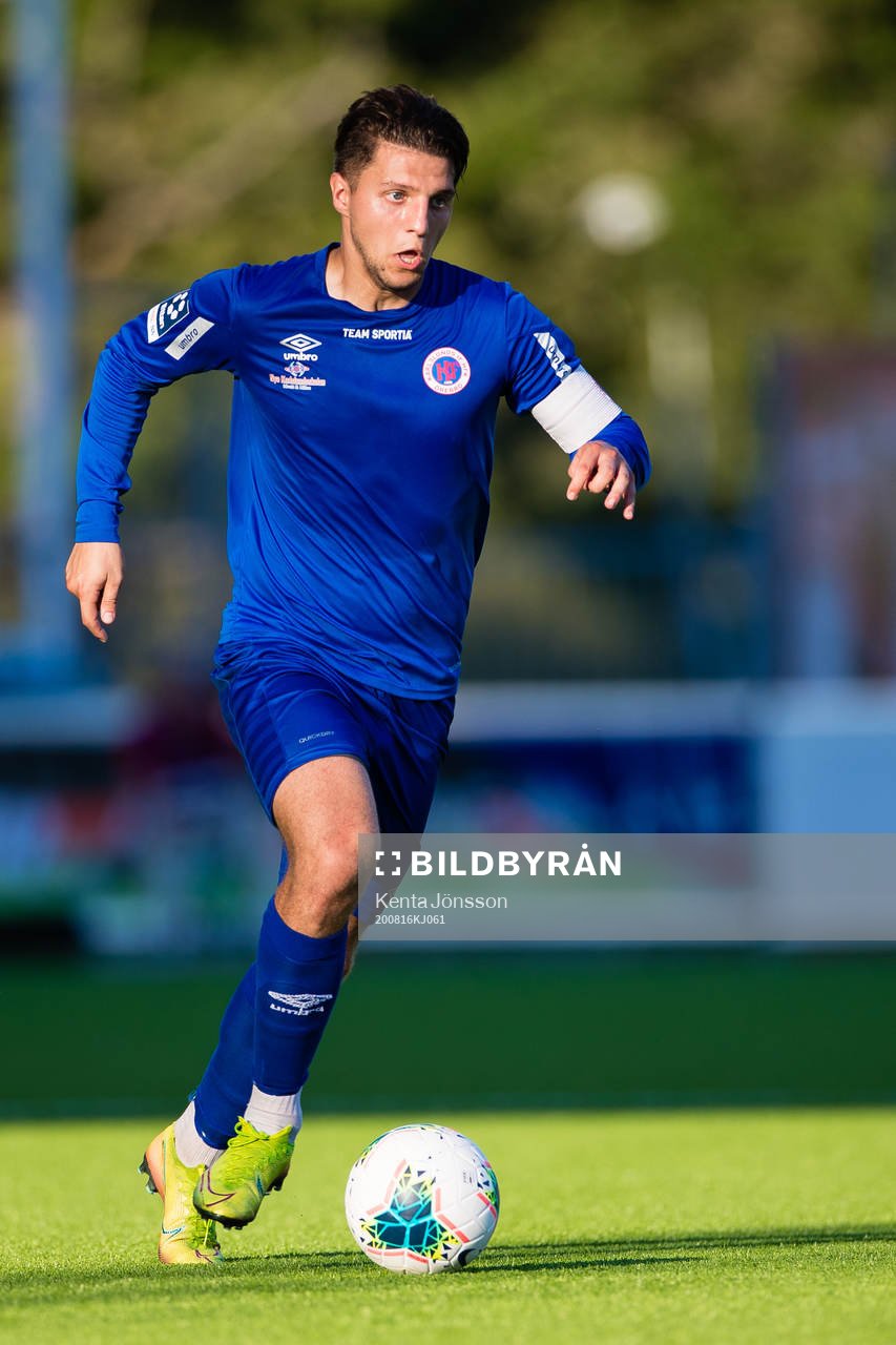 Karlslunds Christer Lipovac under fotbollsmatchen i Division 1 norra mellan Brommapojkarna och Karlslund den 16 augusti 2020 i Stockholm.
