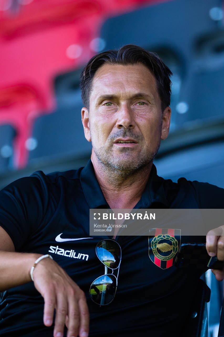 Brommapojkarnas sportchef Peter Kisfaludy på läktaren