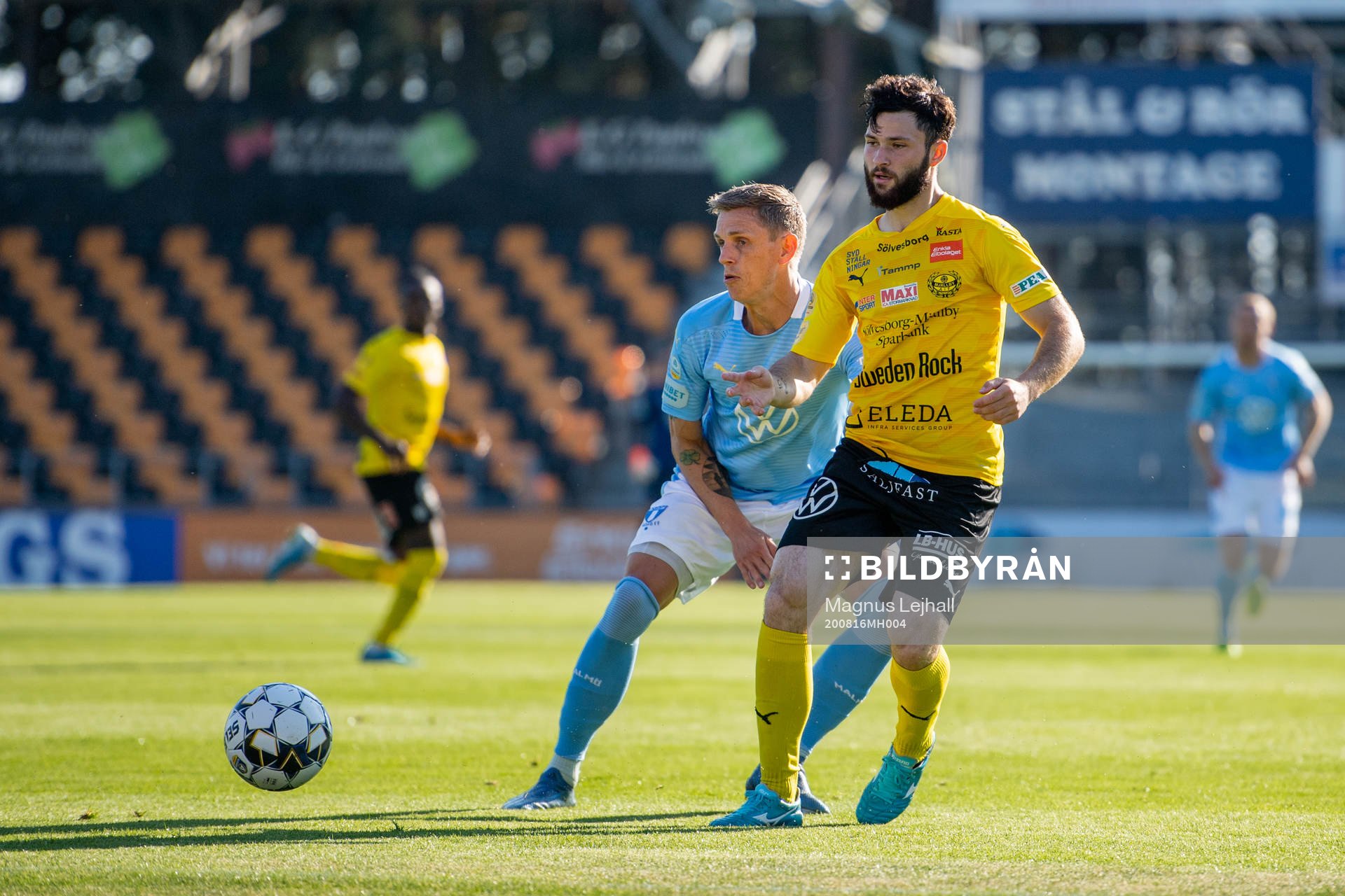 Mjällbys Jonathan Tamimi  och Malmö FFs Sören Rieks