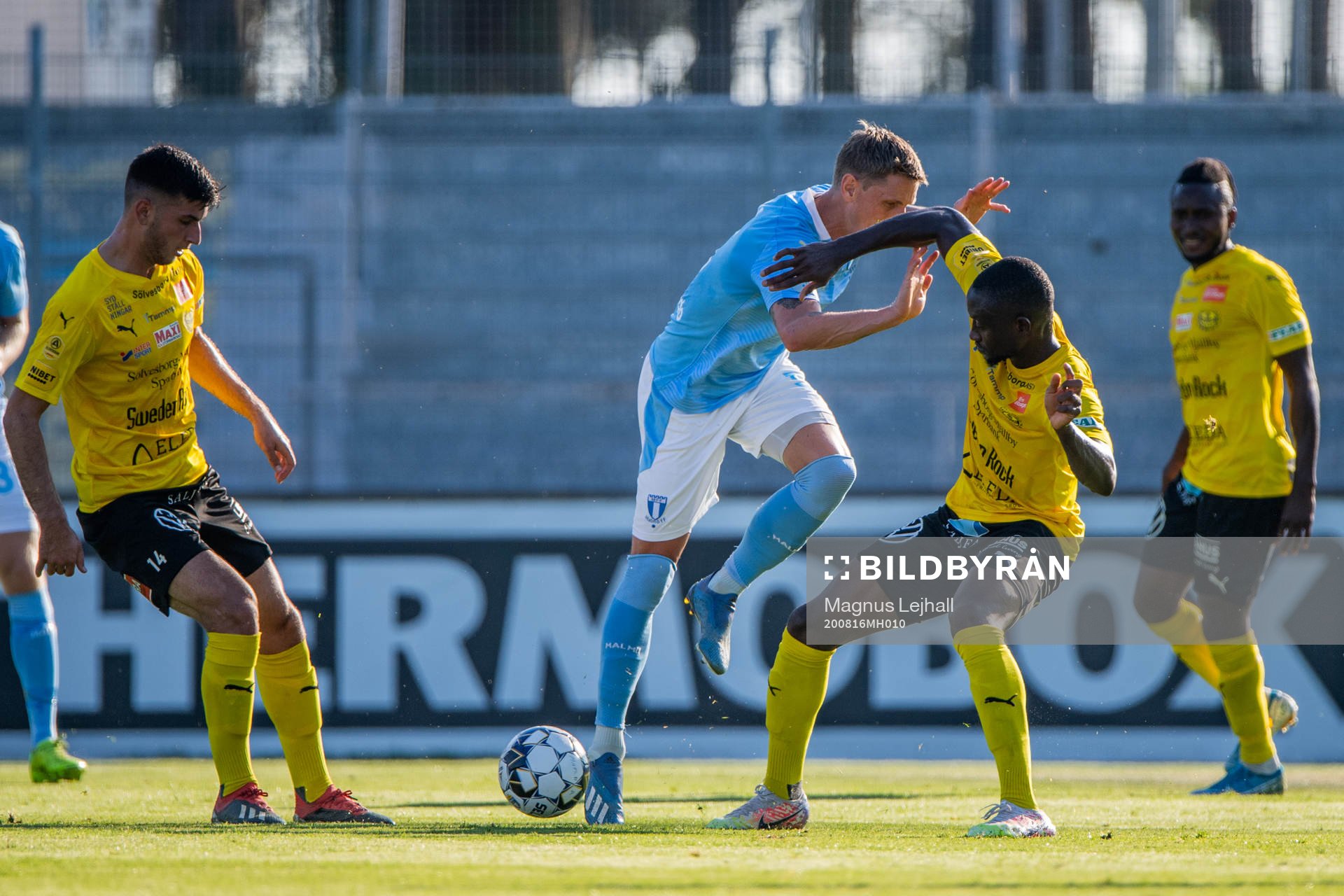 Malmö FFs Sören Rieks och Mjällbys Moses Orwohicho Ogbu