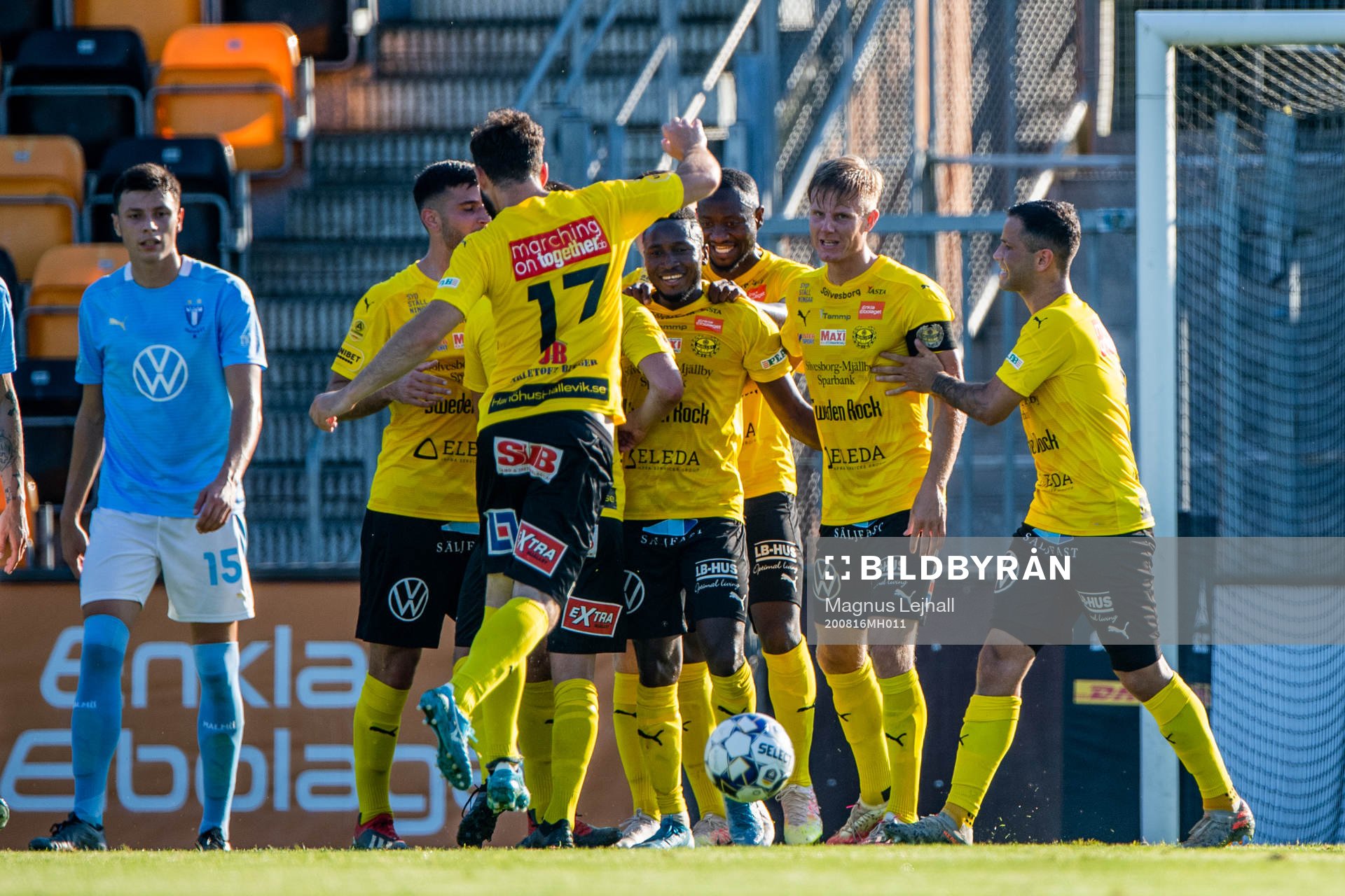 Mjällbys Mamudo Moro jublar med lagkamrater