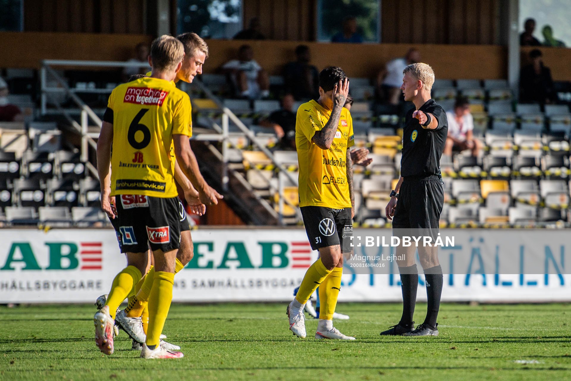 Domare Adam Ladebäck signalerar för straffspark för