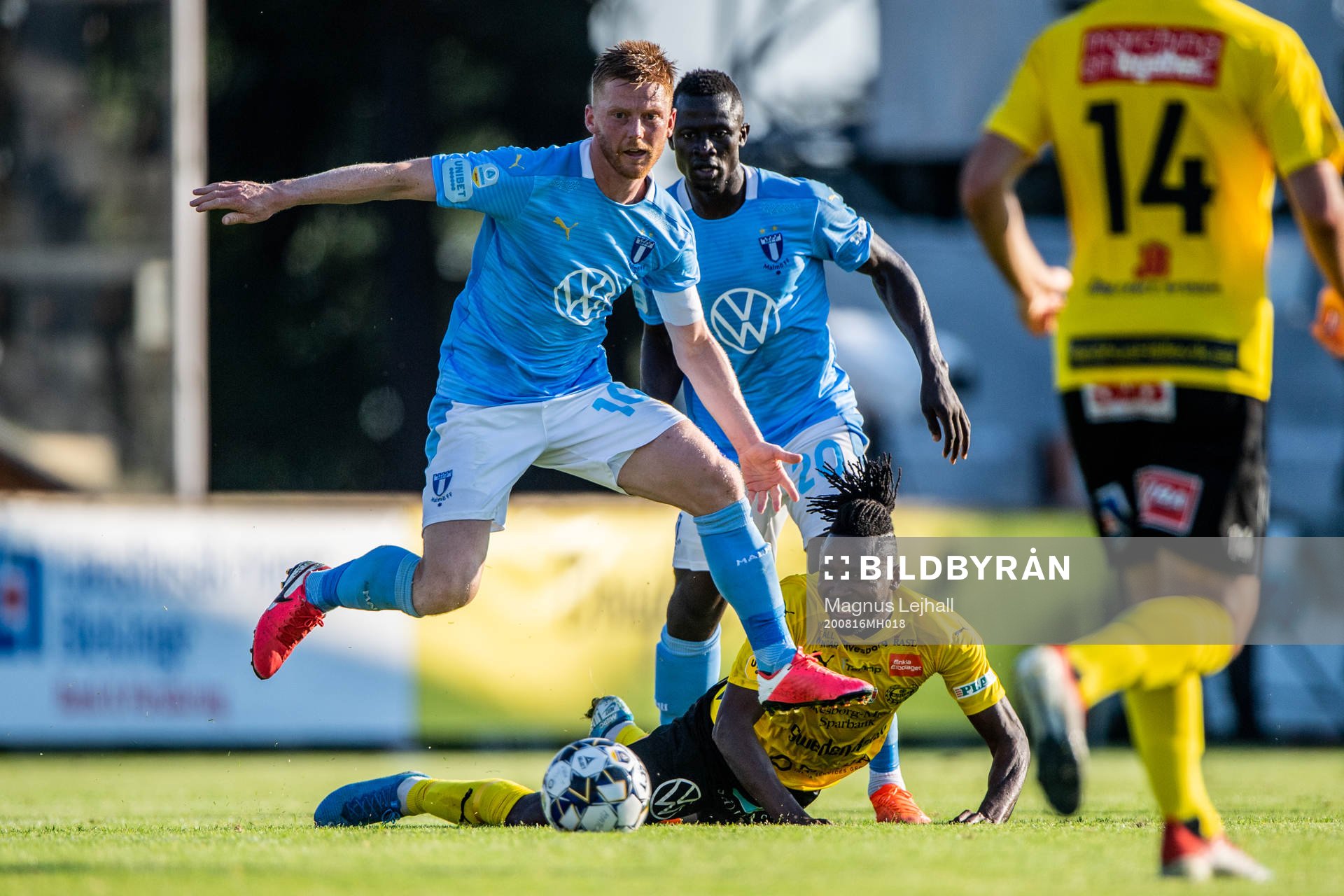 Malmö FFs Anders Bleg Christiansen och Mjällbys Mamudo