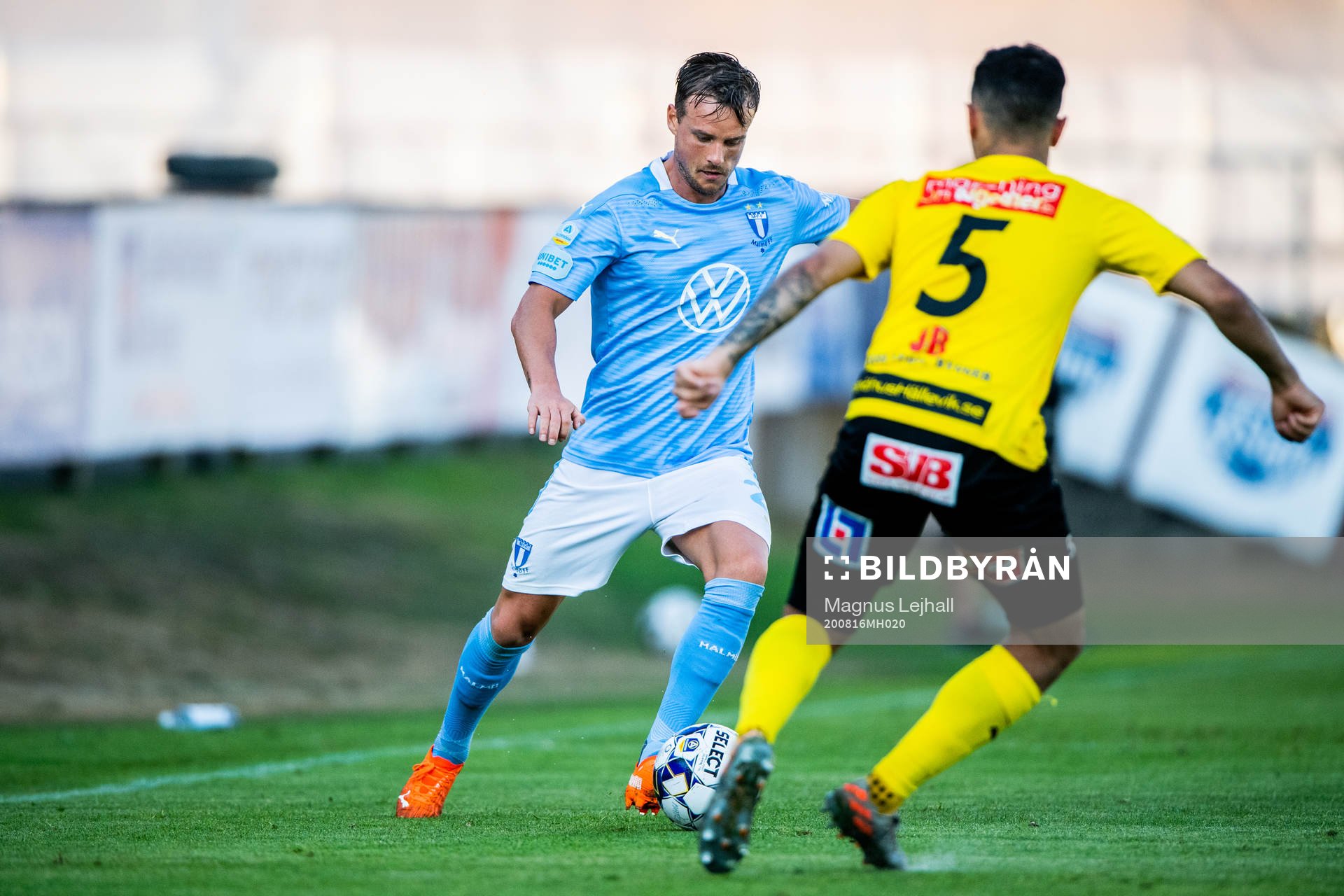 Malmö FFs Eric Larsson och Mjällbys Mohanad Jeahze