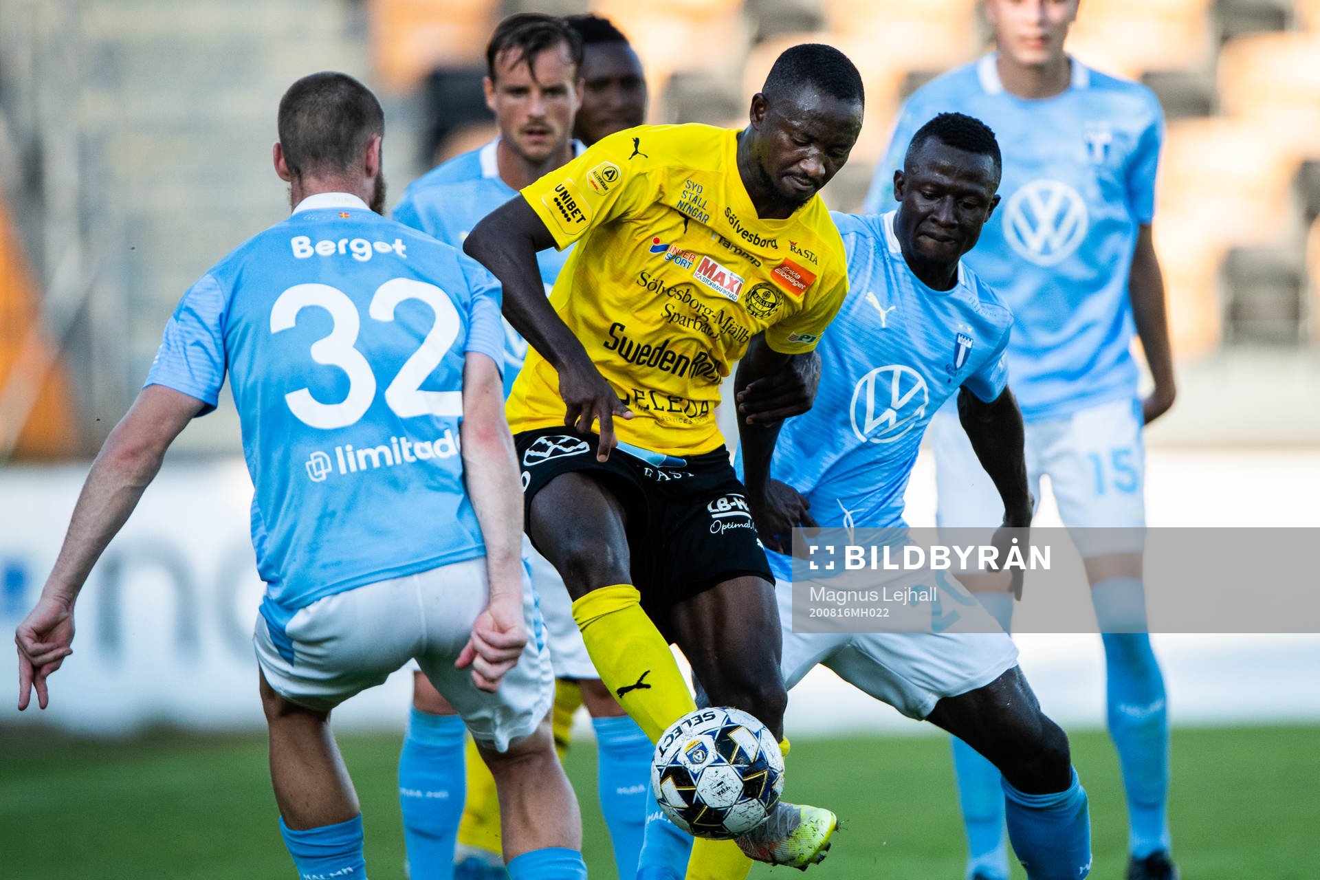 Mjällbys Moses Orwohicho Ogbu och Malmö FFs Bonke Innocent