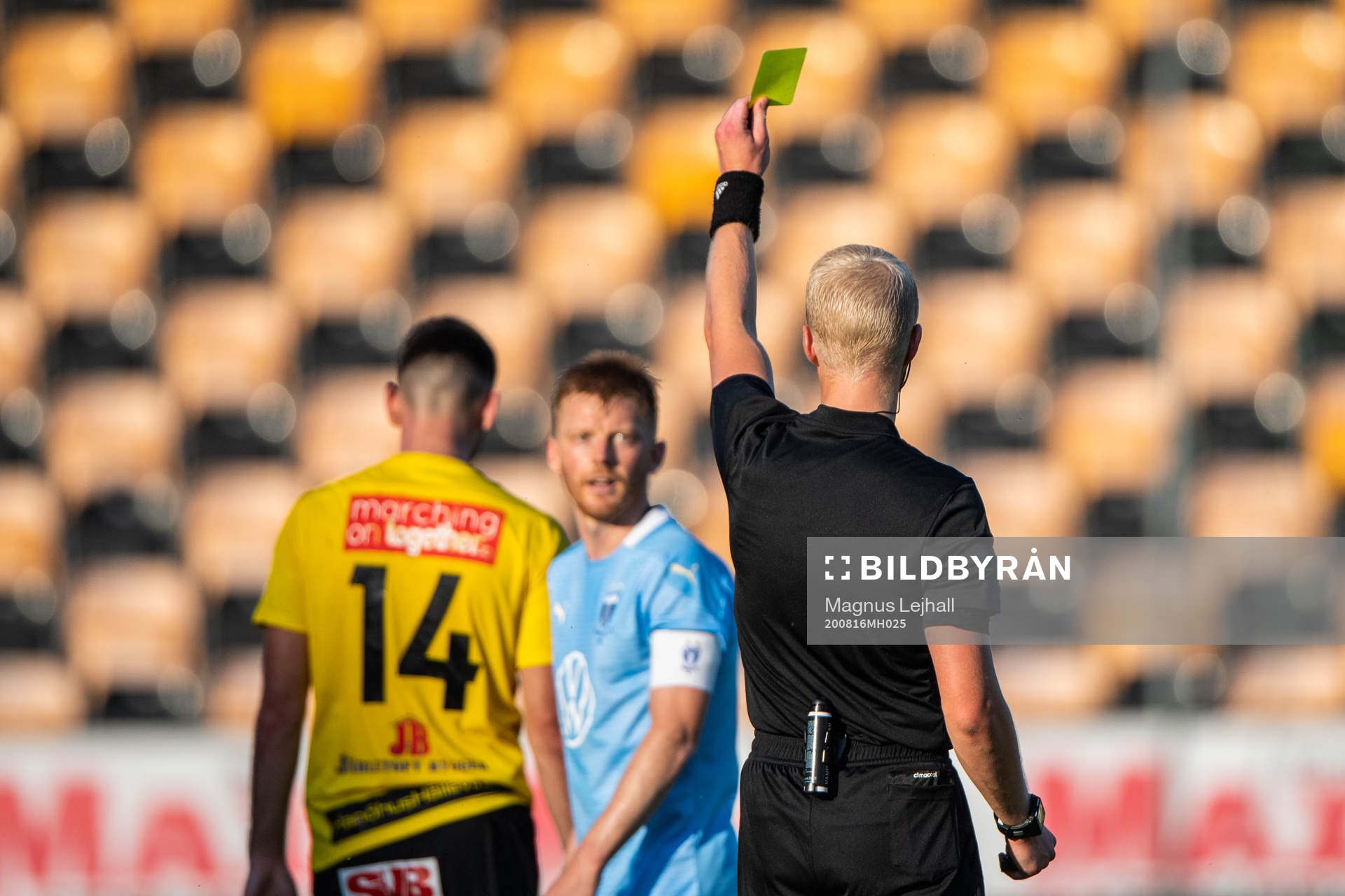 Domare Adam Ladebäck delar ut ett gult kort till Malmö