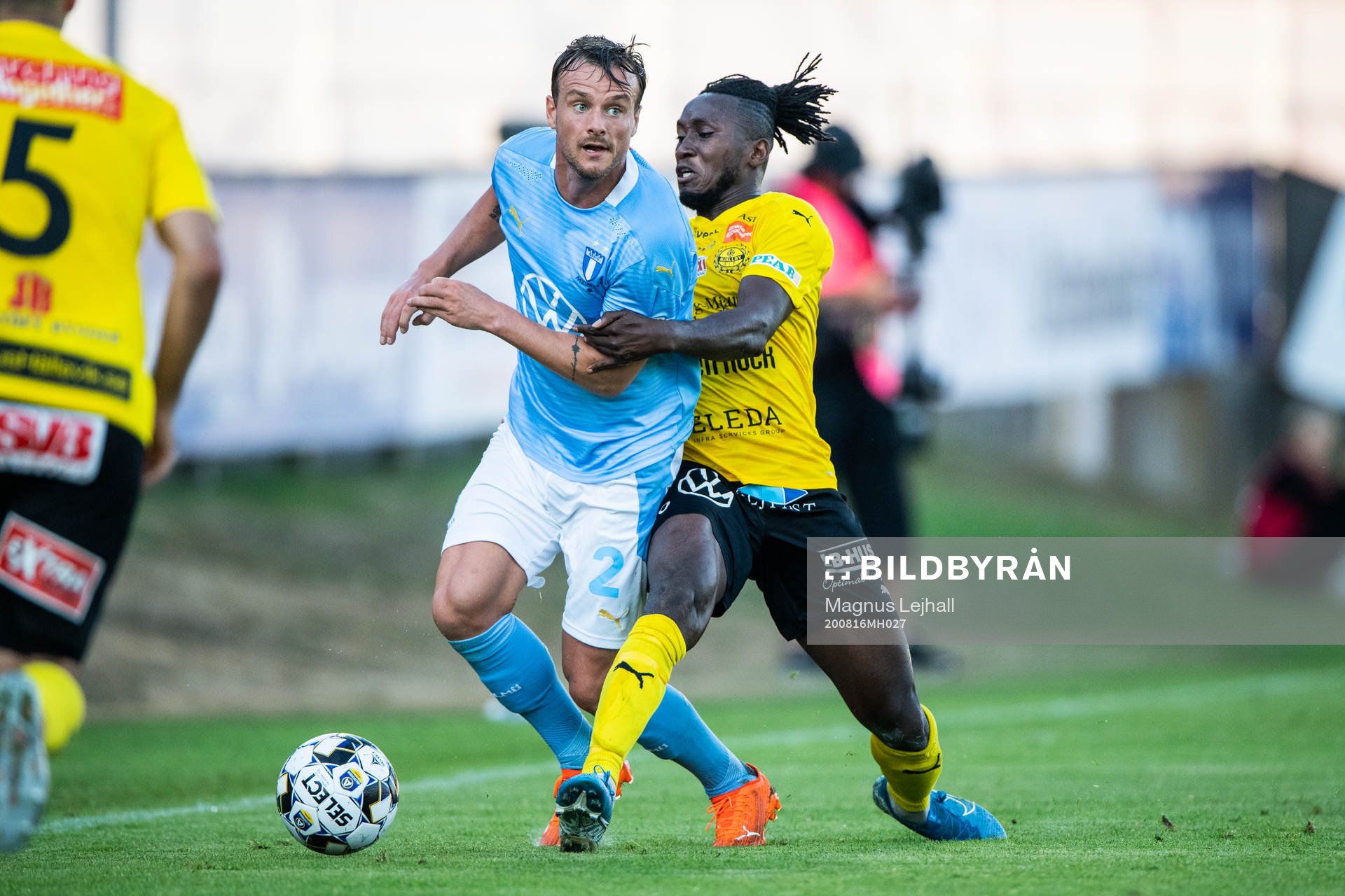 Malmö FFs Eric Larsson och Mjällbys Mamudo Moro