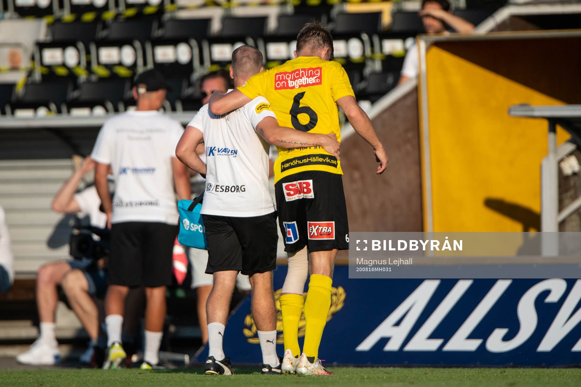Mjällbys Eric Björkander lämnar planen skadad