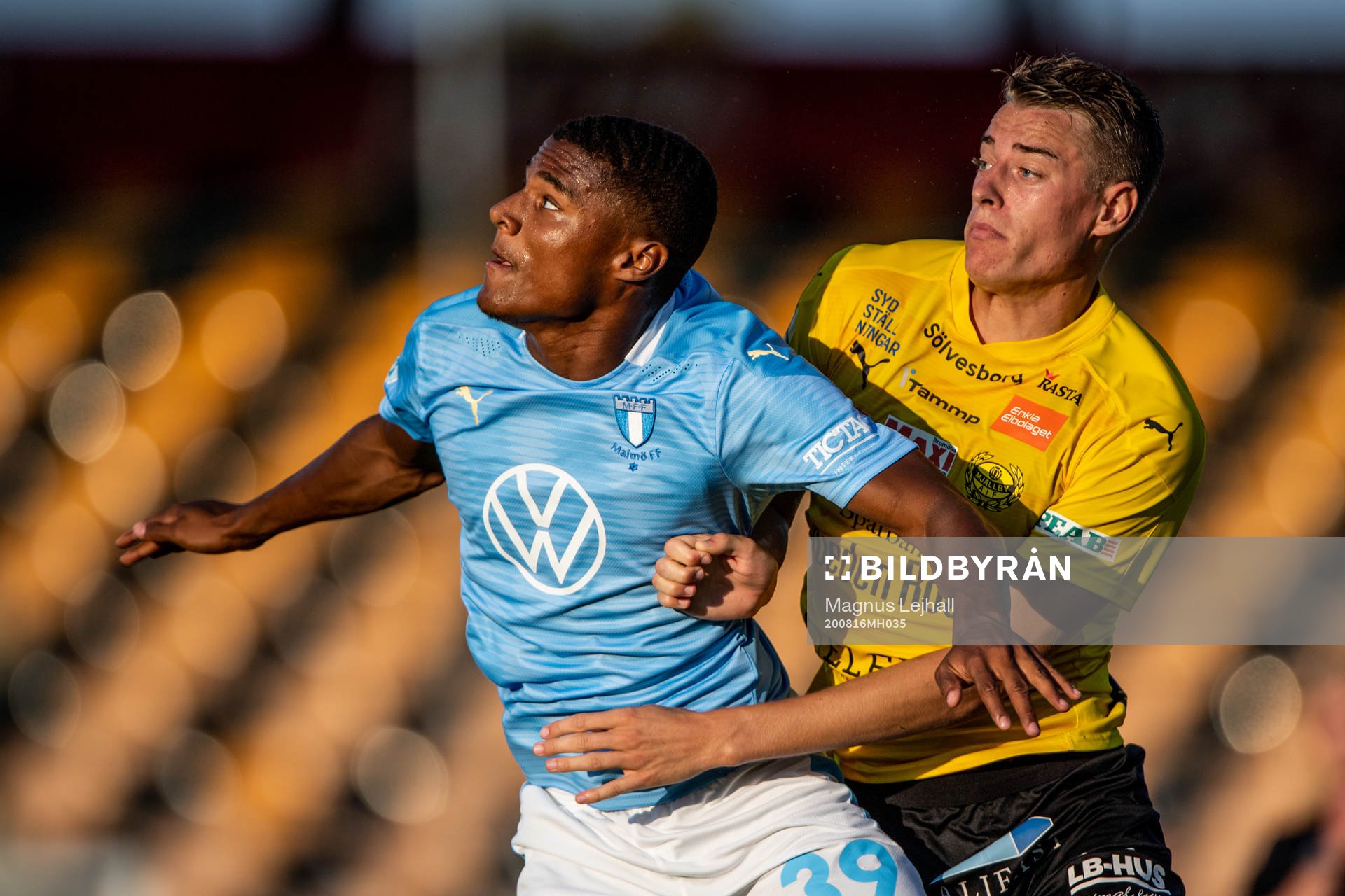 Malmö FFs Amin Sara och Mjällbys Jesper Löfgren