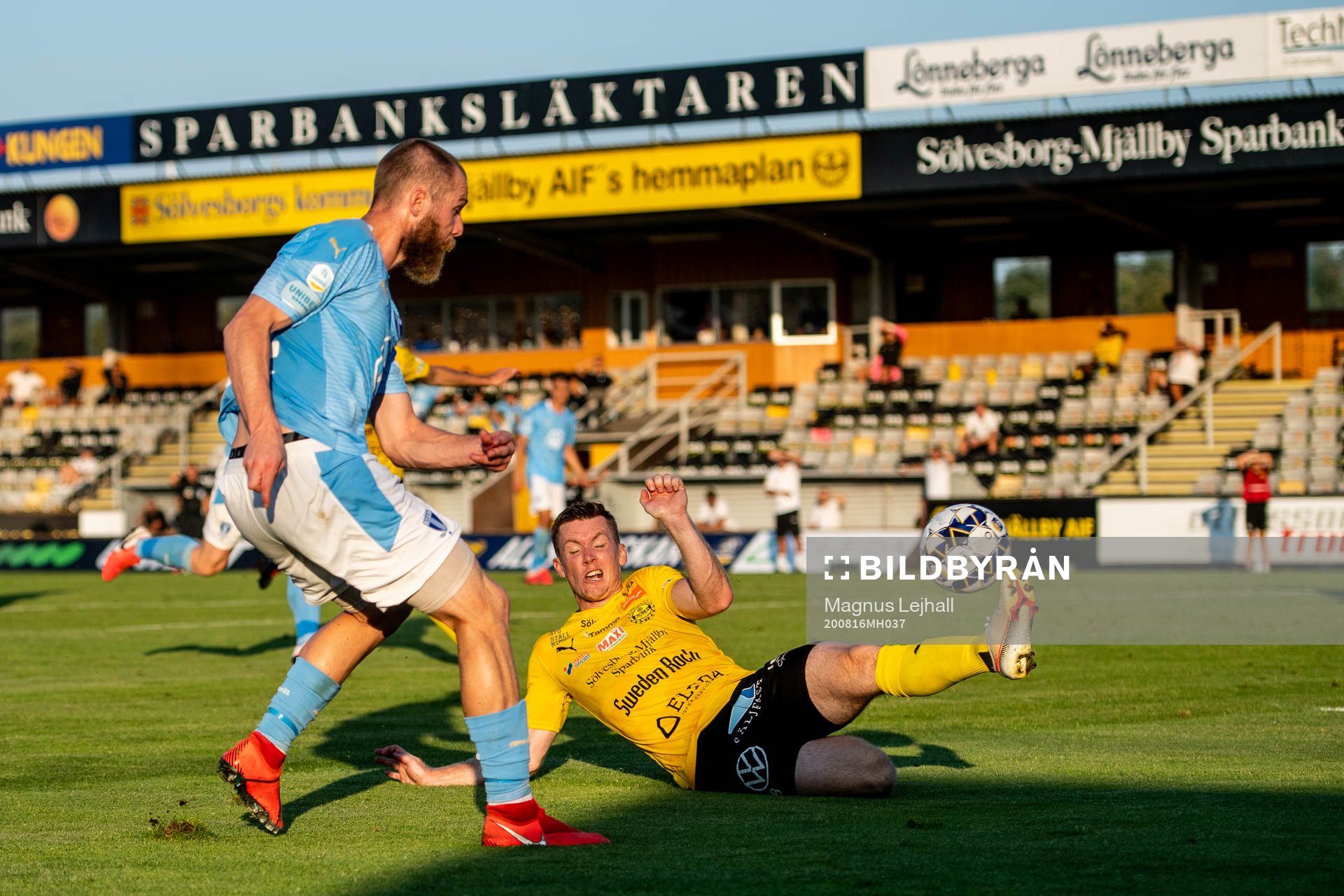Malmö FFs Jo Inge Berget och Mjällbys Viktor Agardius