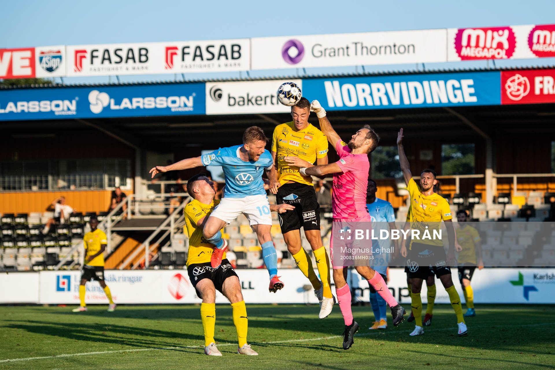 Mjällbys målvakt Carl-Johan Eriksson och Jesper Löfgren