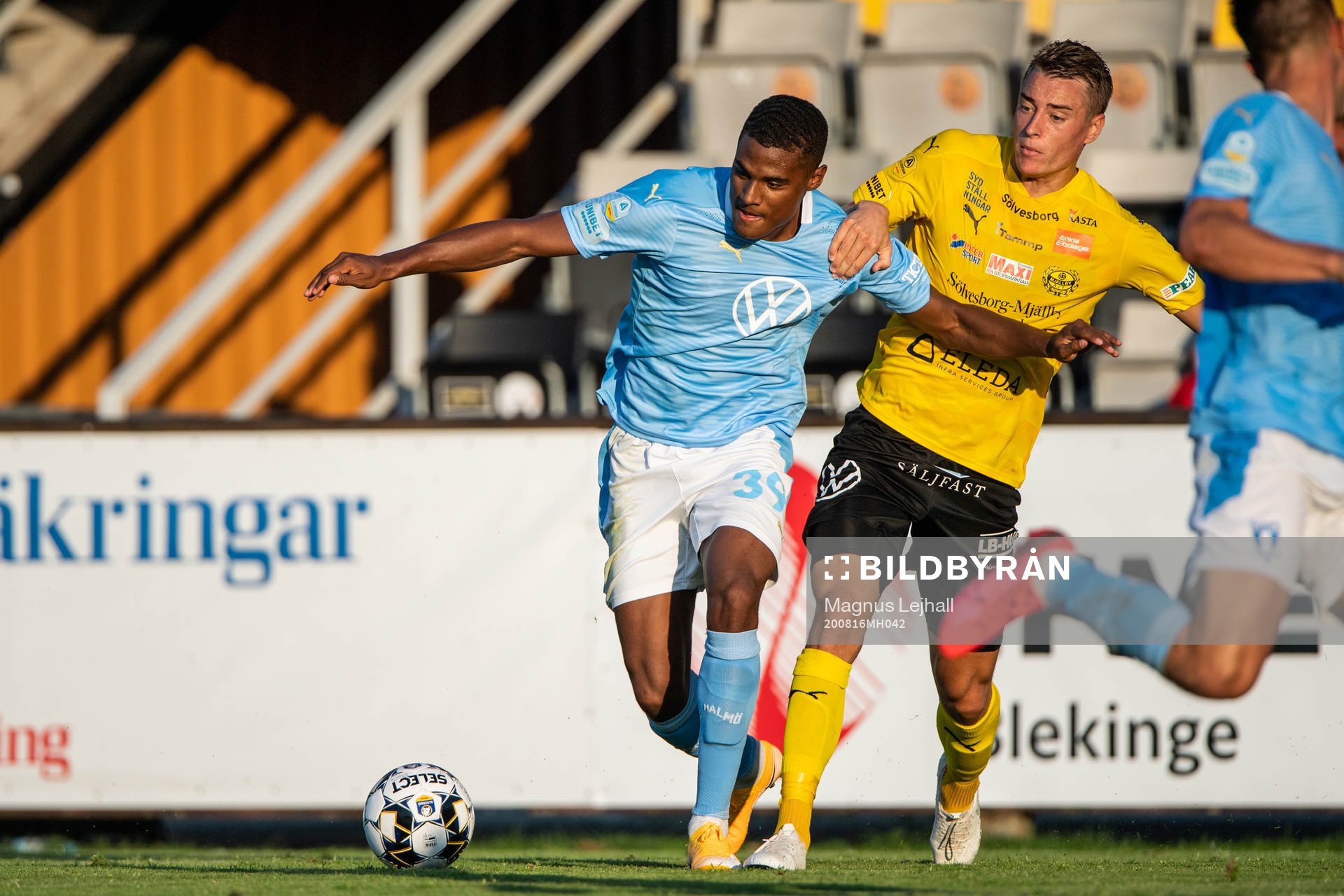 Malmö FFs Amin Sarr och Mjällbys Jesper Löfgren