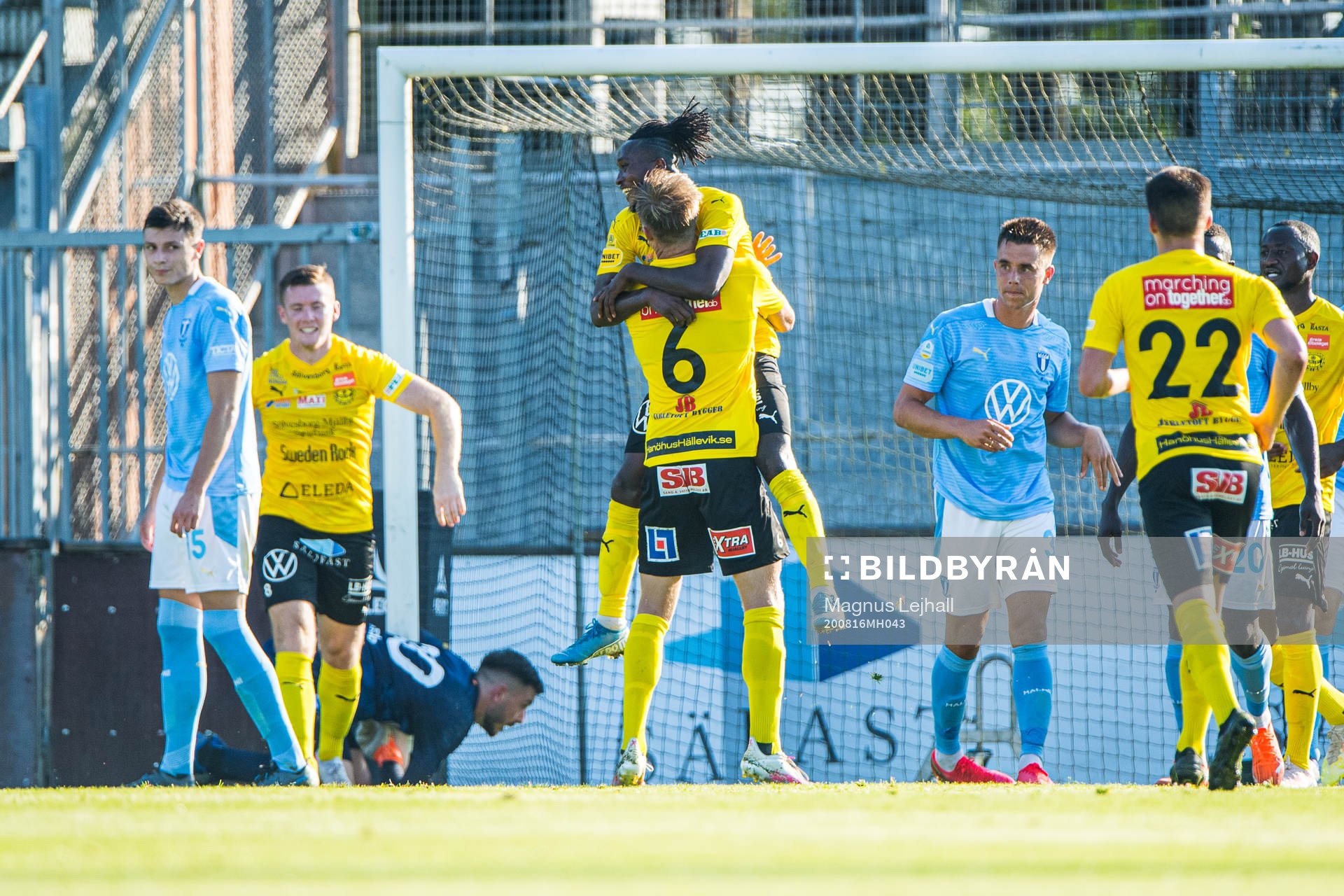 Mjällbys Mamudo Moro  jublar med Eric Björkander