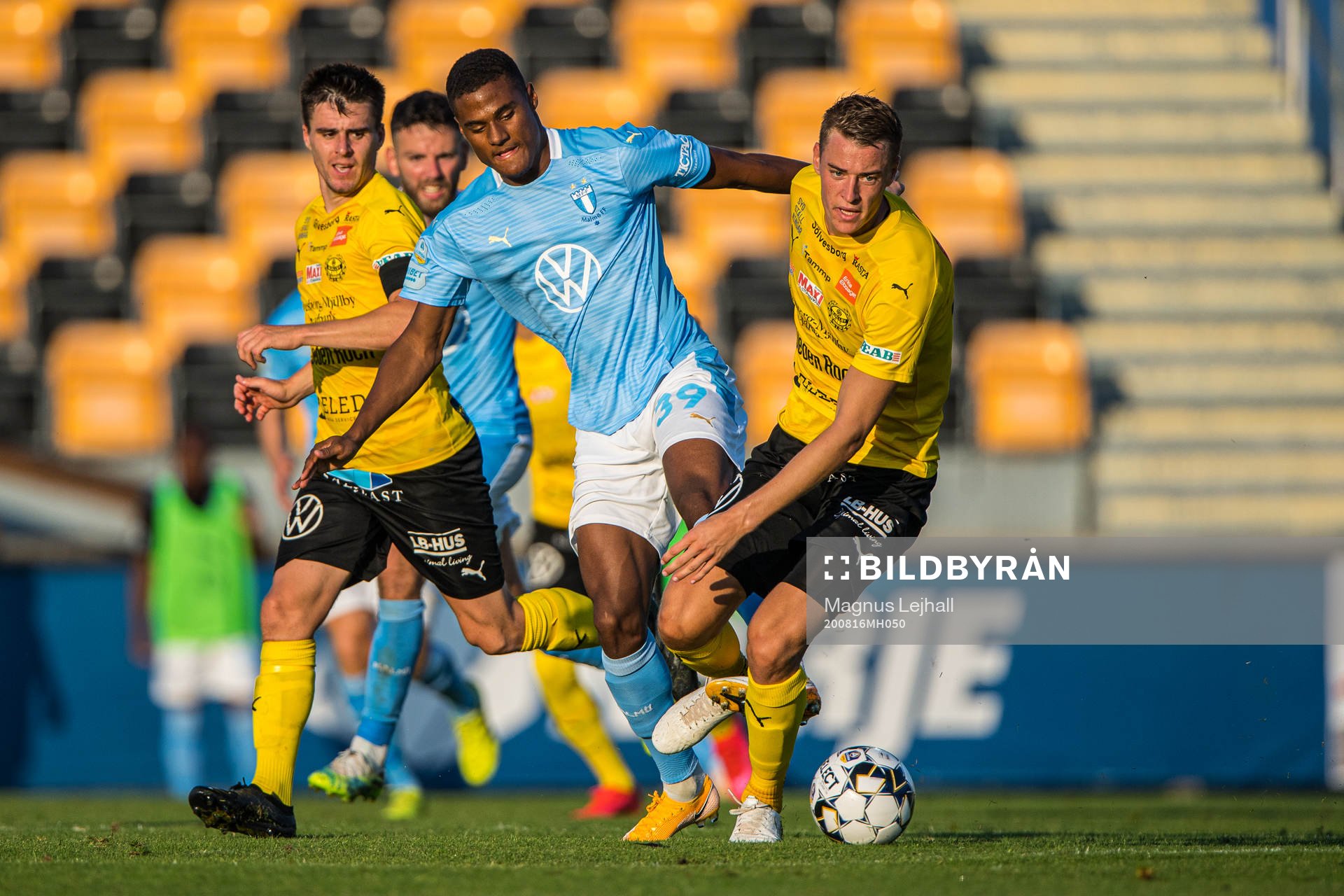 Malmö FFs Amin Sarr  och Mjällbys Jesper Löfgren