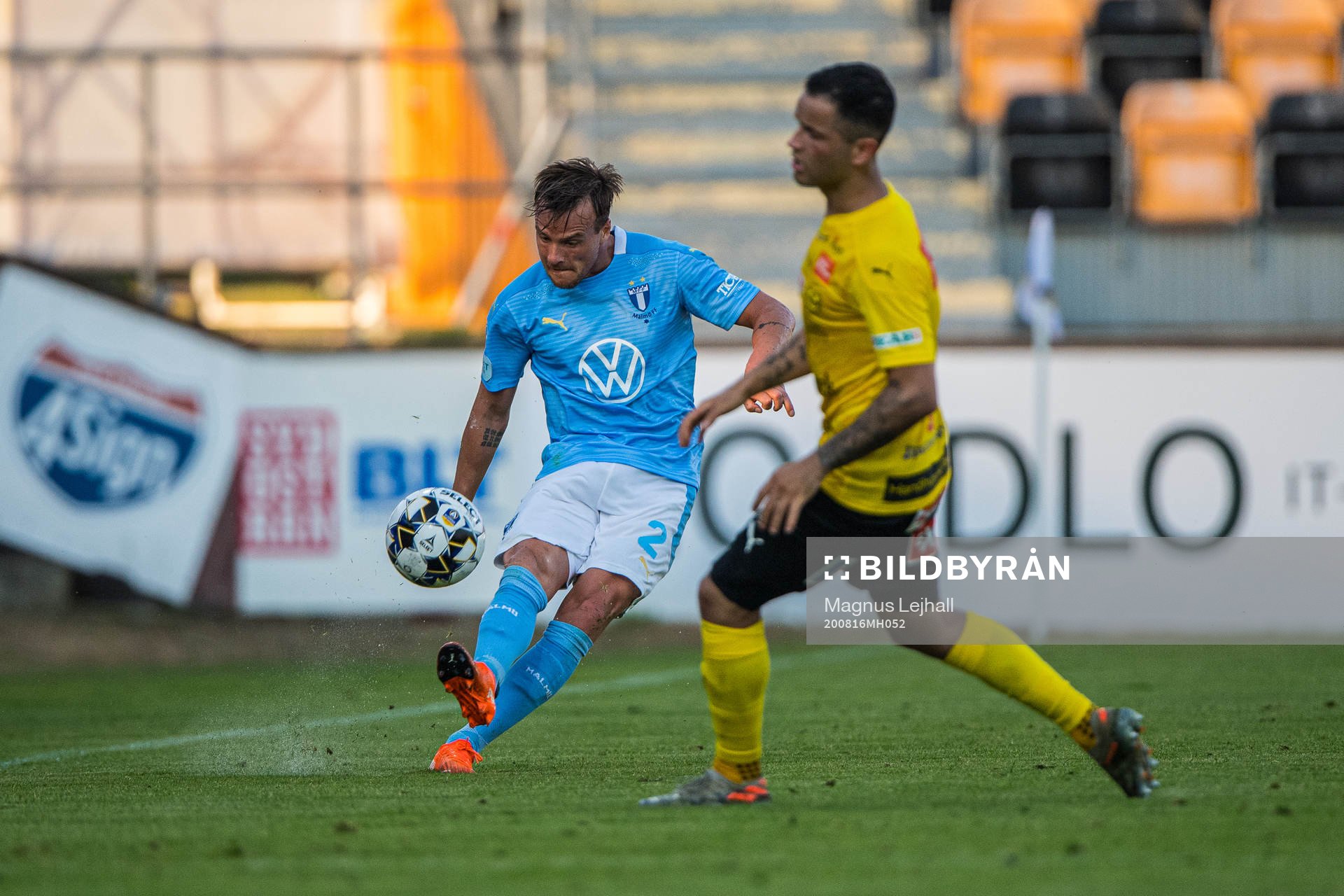 Malmö FFs Eric Larsson och Mjällbys Mohanad Jeahze