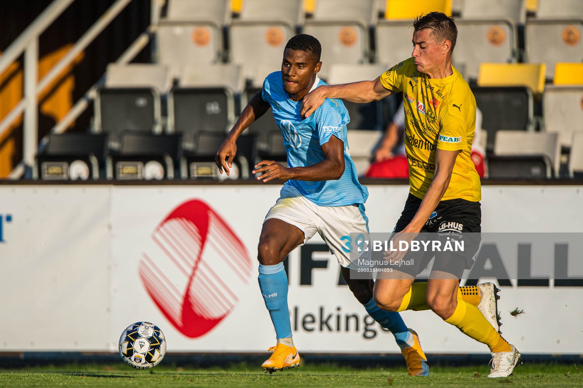 Malmö FFs Amin Sarr  och Mjällbys Jesper Löfgren