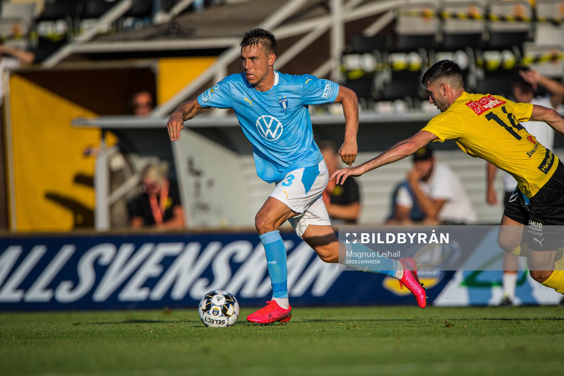 Malmö FFs Jonas Knudsen  och Mjällbys Besard Sabovic