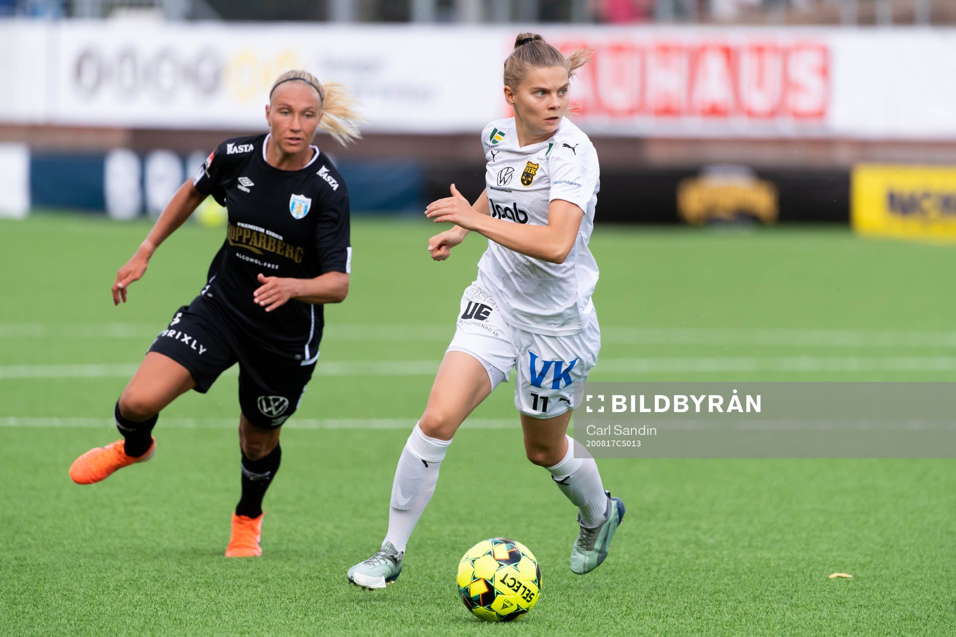 Göteborgs Emma Koivisto och Umeås Therese Simonsson under fotbollsmatchen i Damallsvenskan mellan Kopparbergs/Göteborg och Umeå den 17 augusti 2020 i Göteborg.