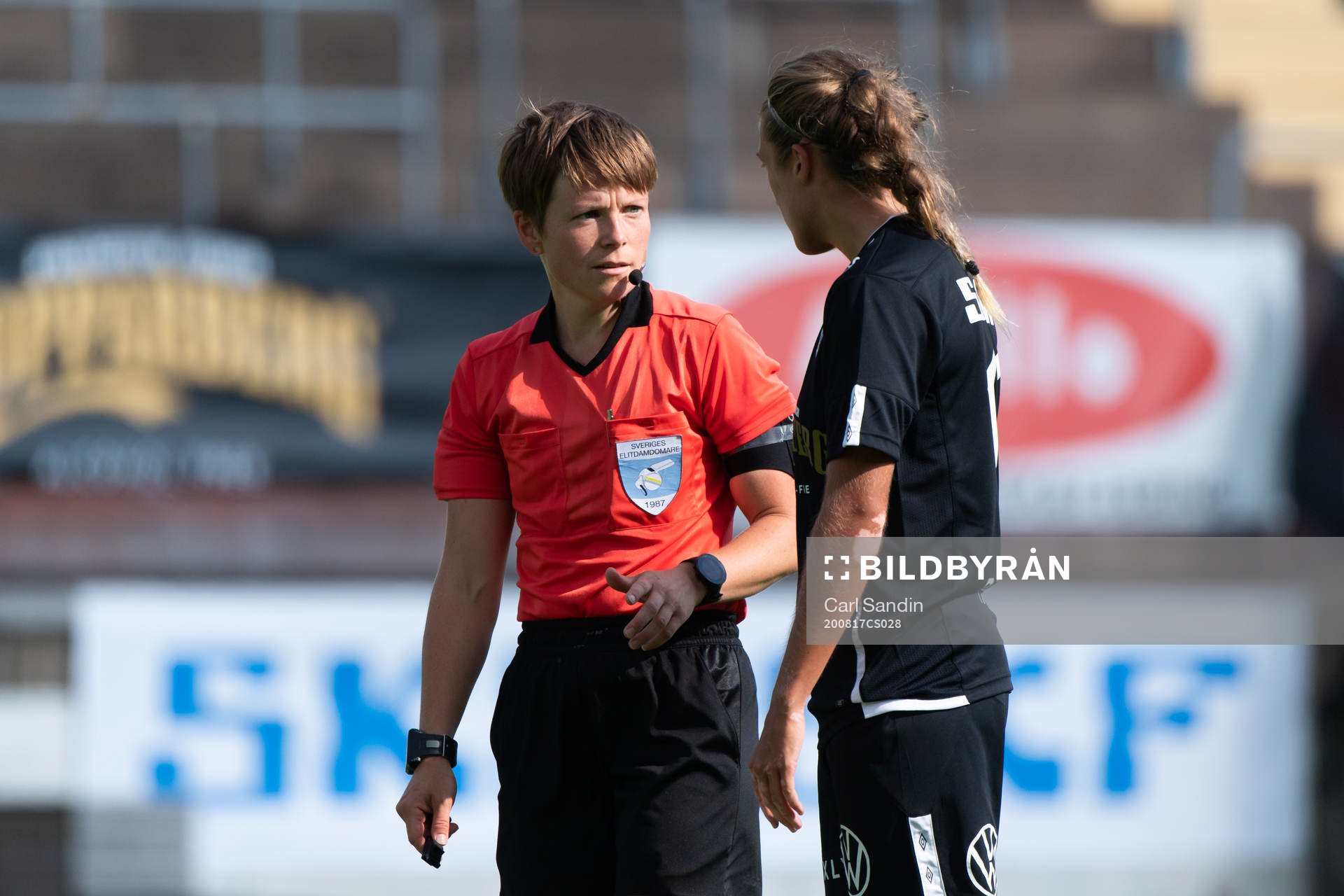 Domare Sara Wiinikka pratar med Göteborgs Filippa Angeldal