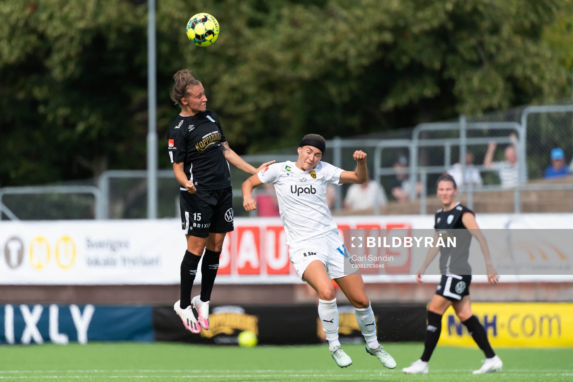 Göteborgs Julia Zigiotti Olme och Umeås Lova Lundin under fotbollsmatchen i Damallsvenskan mellan Kopparbergs/Göteborg och Umeå den 17 augusti 2020 i Göteborg.