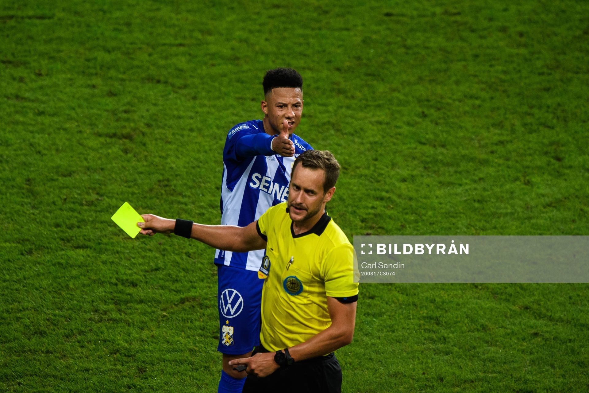 IFK Göteborgs Tobias Sana tilldelas en varning av domare Victor Wolf under fotbollsmatchen i Allsvenskan mellan IFK Göteborg och IFK Norrköping den 17 augusti 2020 i Göteborg.