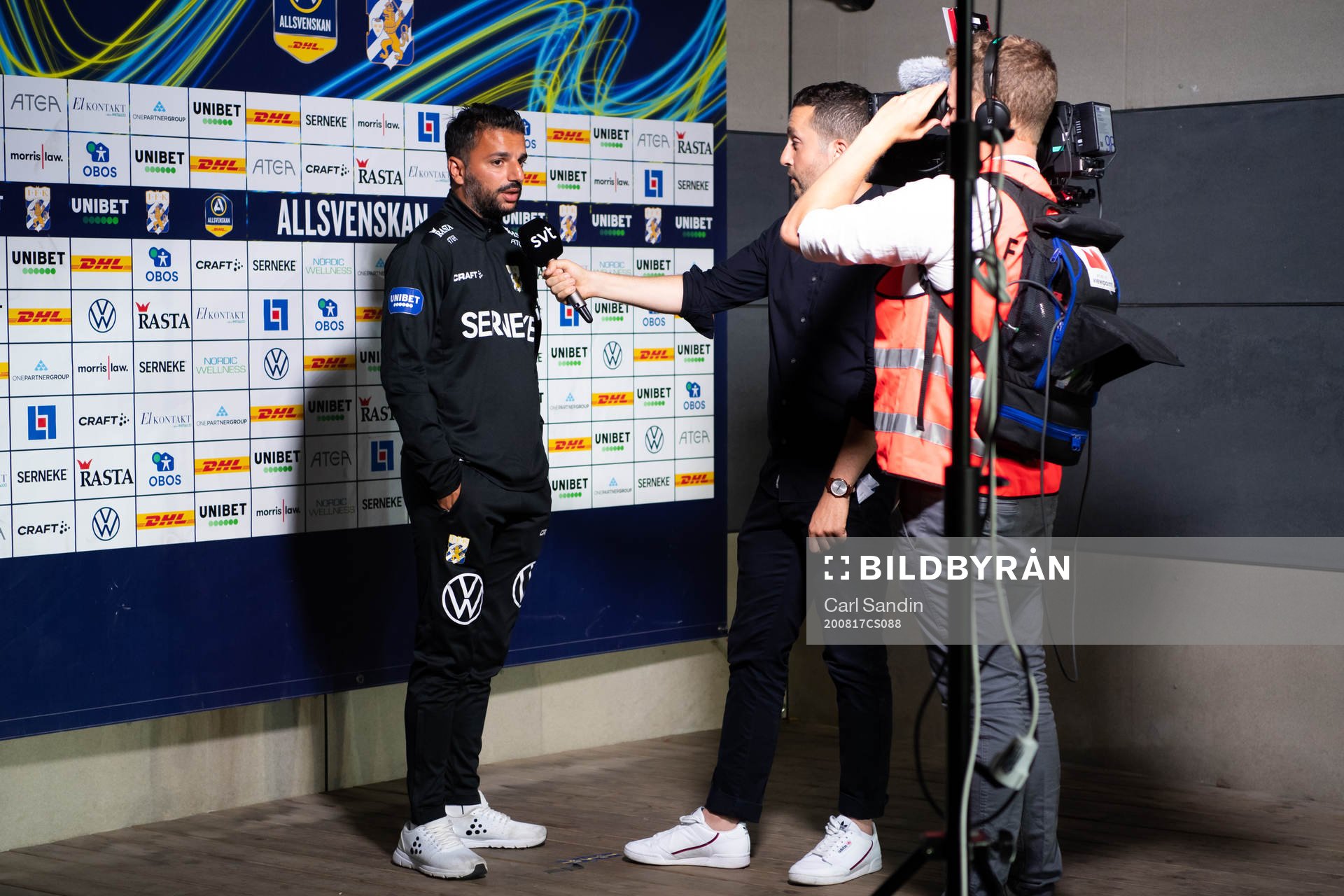 IFK Göteborgs tränare Poya Asbaghi blir intervjuad
