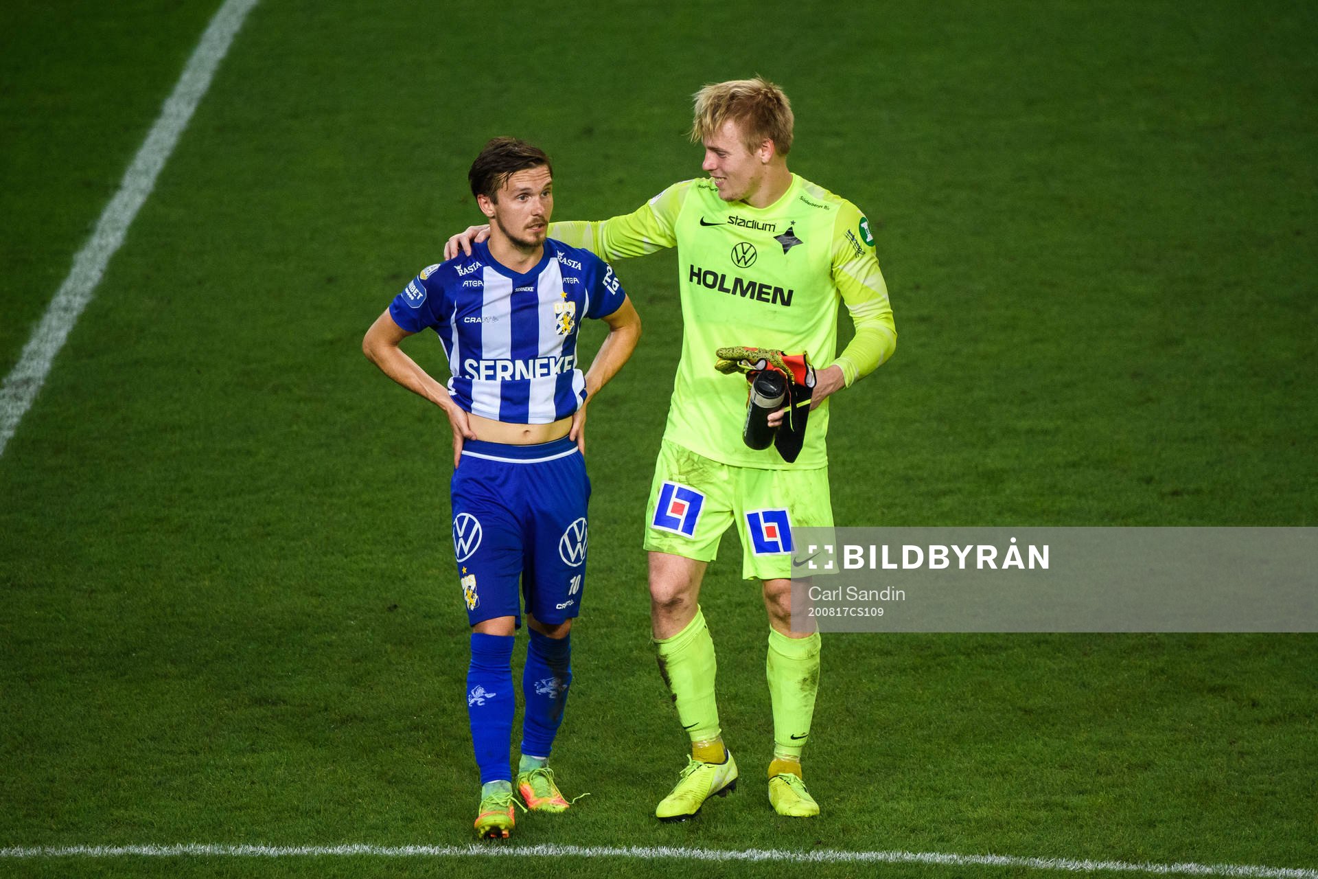 IFK Göteborgs Patrik Karlsson Lagemyr och IFK Norrköpings målvakt Isak Pettersson efter fotbollsmatchen i Allsvenskan mellan IFK Göteborg och IFK Norrköping den 17 augusti 2020 i Göteborg.