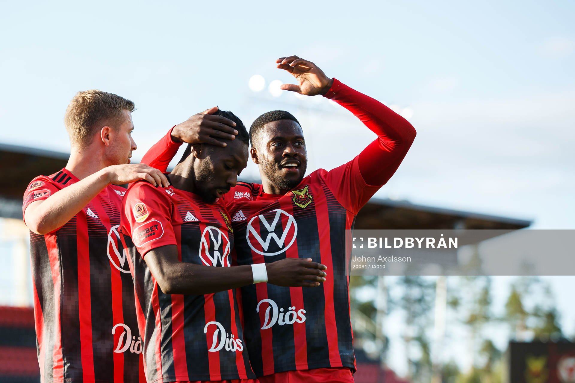 Östersunds Blair Turgott jublar med Ludvig Fritzson och
