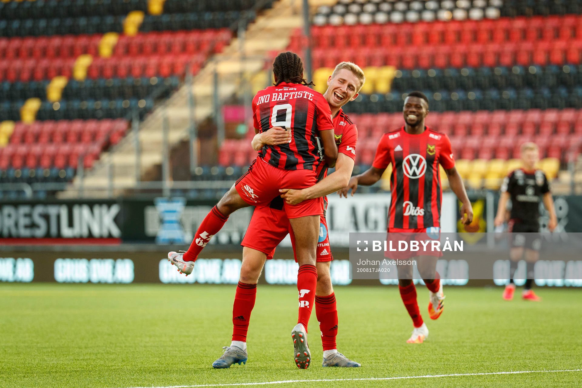 Östersunds Francis Jon-Baptiste jublar med Ludvig Fritzson