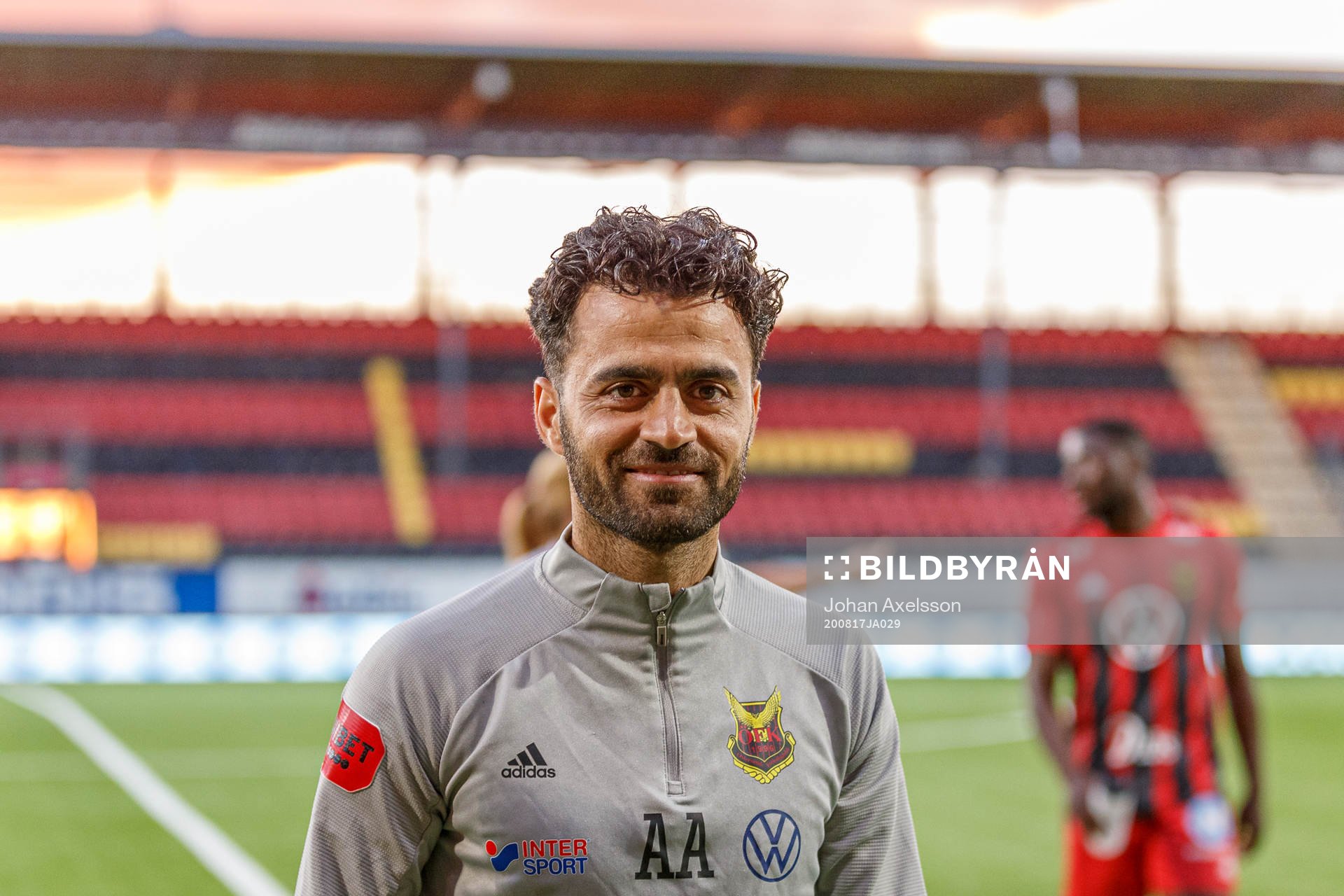 Östersunds assisterande tränare Amir Azrafshan jublar