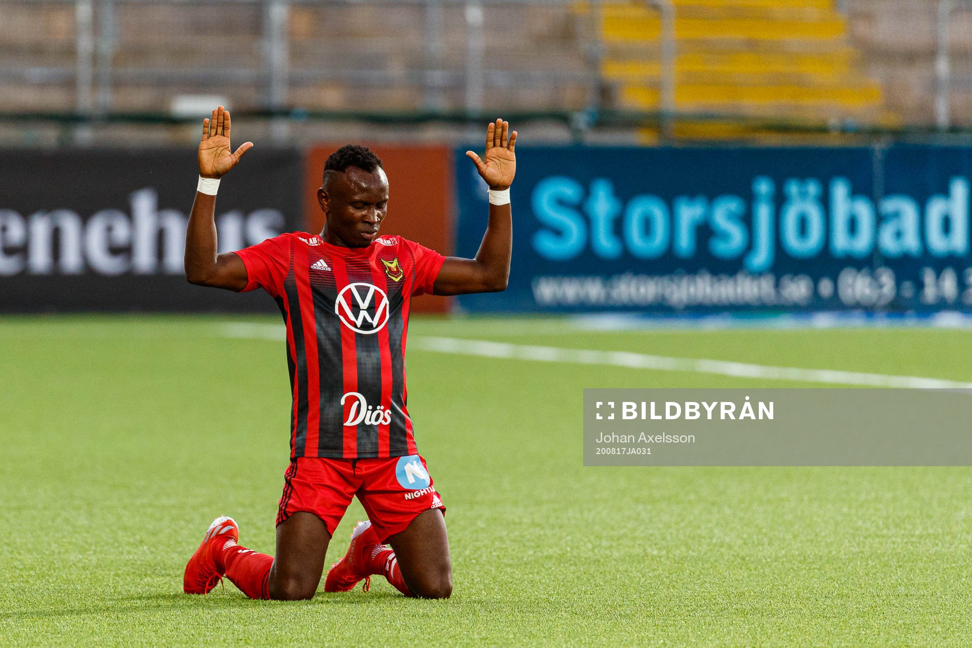 Östersunds Sam Mensiro jublar