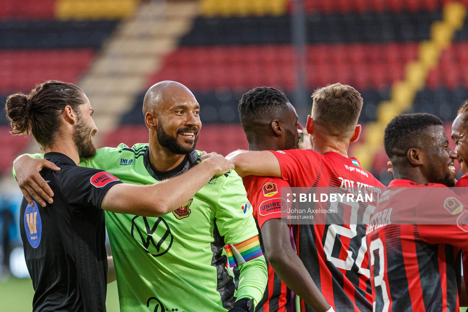 Östersunds målvakt Aly Keita jublar med Alex Purver